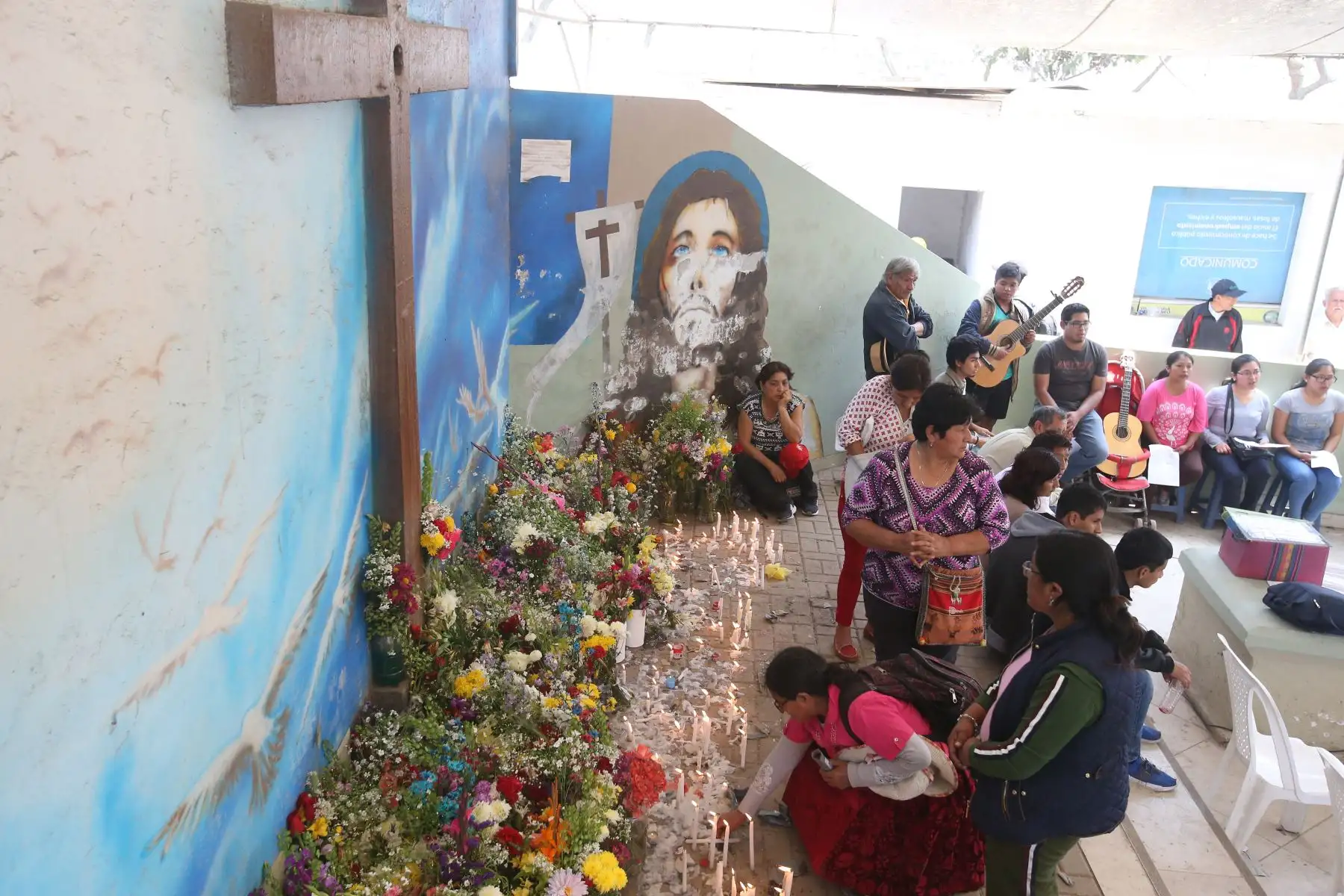 Público concurren a cementerios de Nueva esperanza, en el Día de Todos los Santos. Foto: ANDINA/Vidal Tarqui