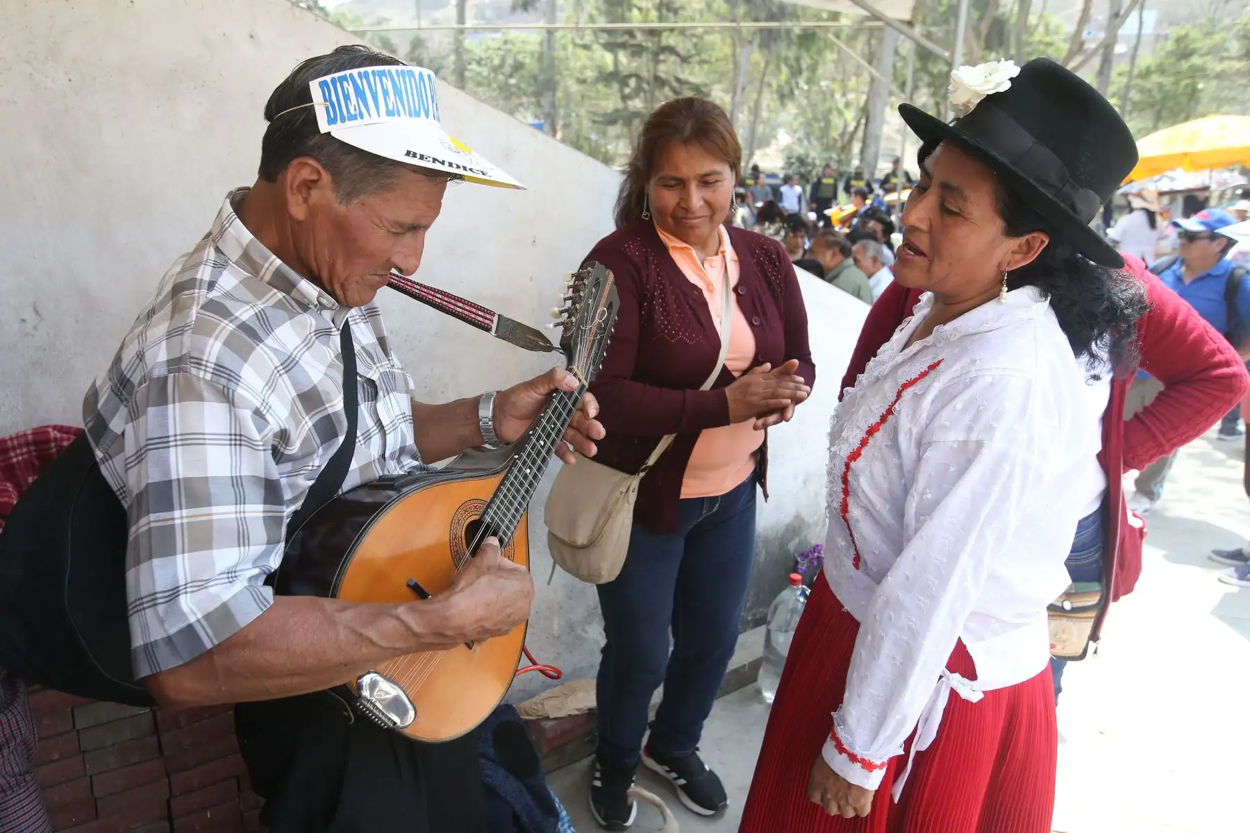 Público concurren a cementerios de Nueva esperanza, en el Día de Todos los Santos. Foto: ANDINA/Vidal Tarqui