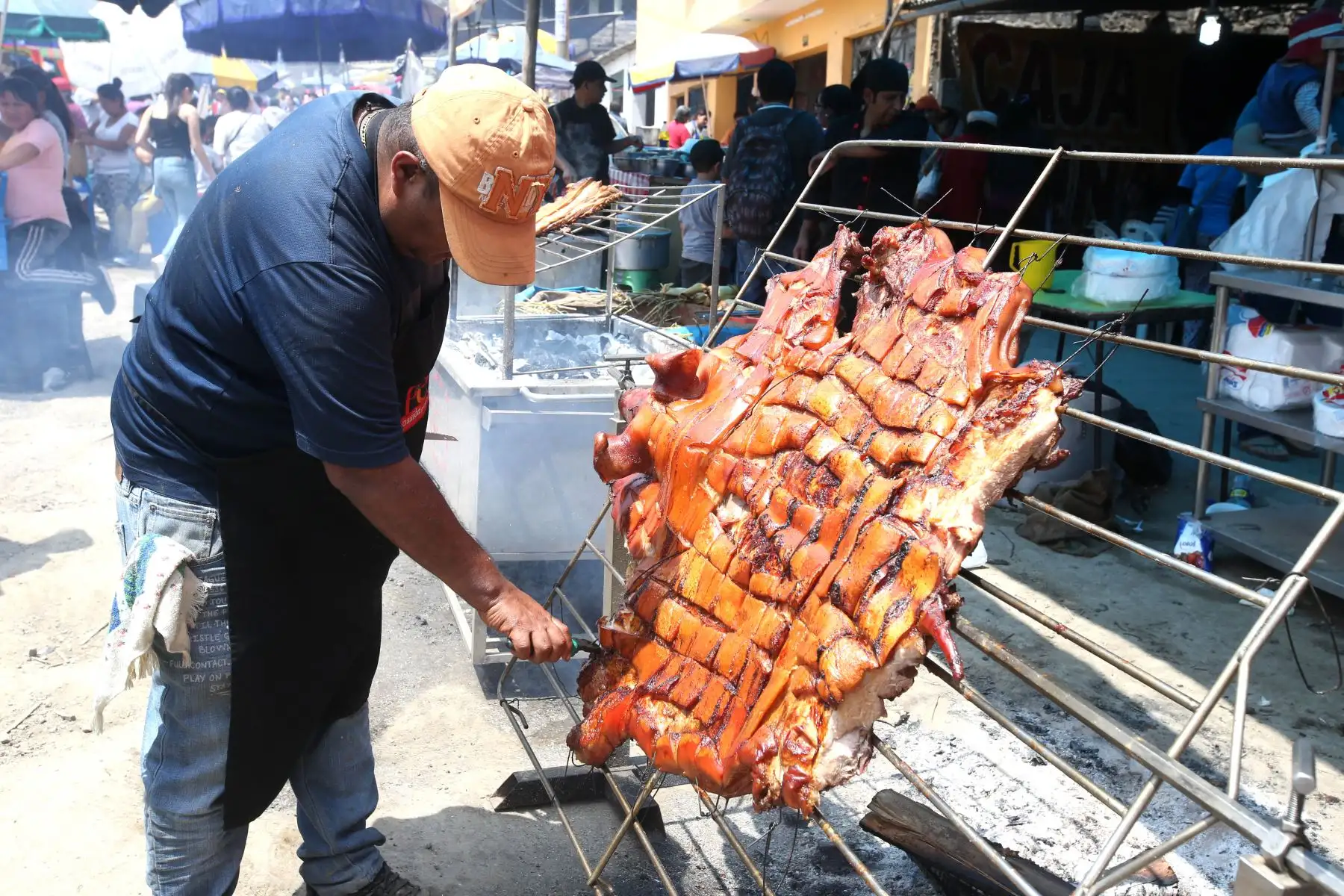 Público concurren a cementerios de Nueva esperanza, en el Día de Todos los Santos. Foto: ANDINA/Vidal Tarqui