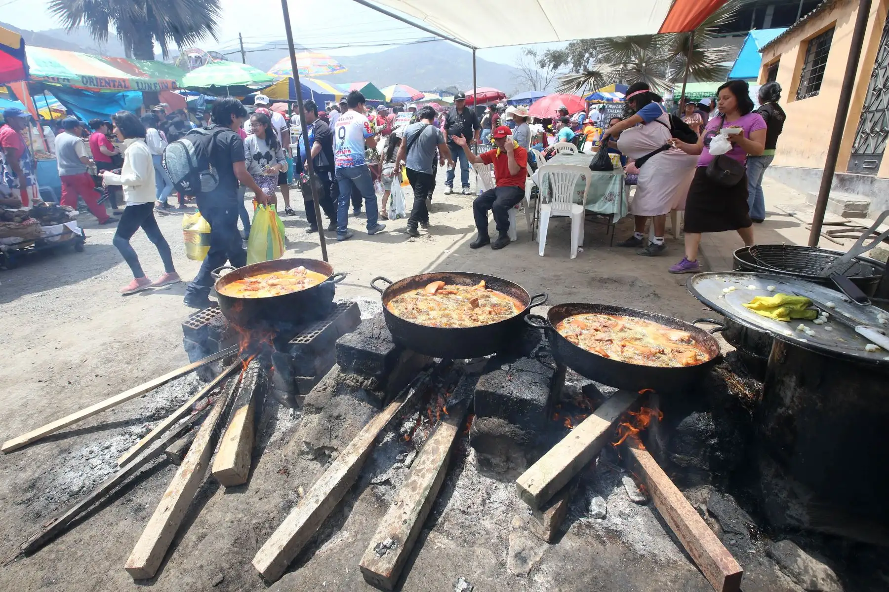 Público concurren a cementerios de Nueva esperanza, en el Día de Todos los Santos. Foto: ANDINA/Vidal Tarqui