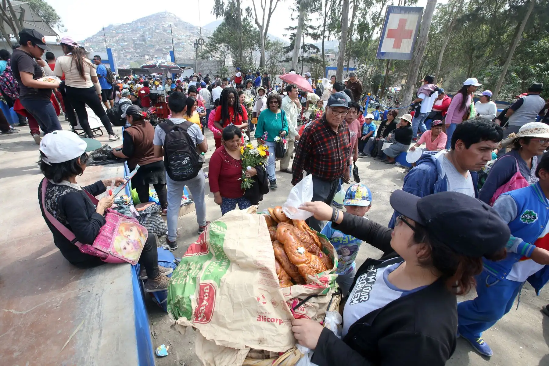 Público concurren a cementerios de Nueva esperanza, en el Día de Todos los Santos. Foto: ANDINA/Vidal Tarqui