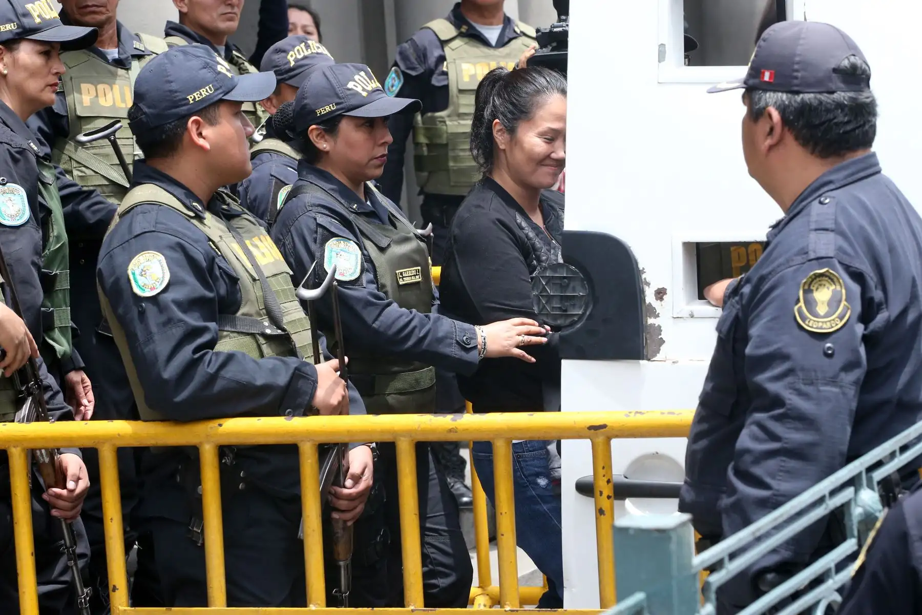 Bajo fuertes medidas de seguridad, la lideresa de Fuerza Popular, Keiko Fujimori, es trasladada al penal Anexo Mujeres de Chorrillos en cumplimiento de la orden de prisión preventiva de 36 meses dictada en su contra. Foto: ANDINA/Vidal Tarqui