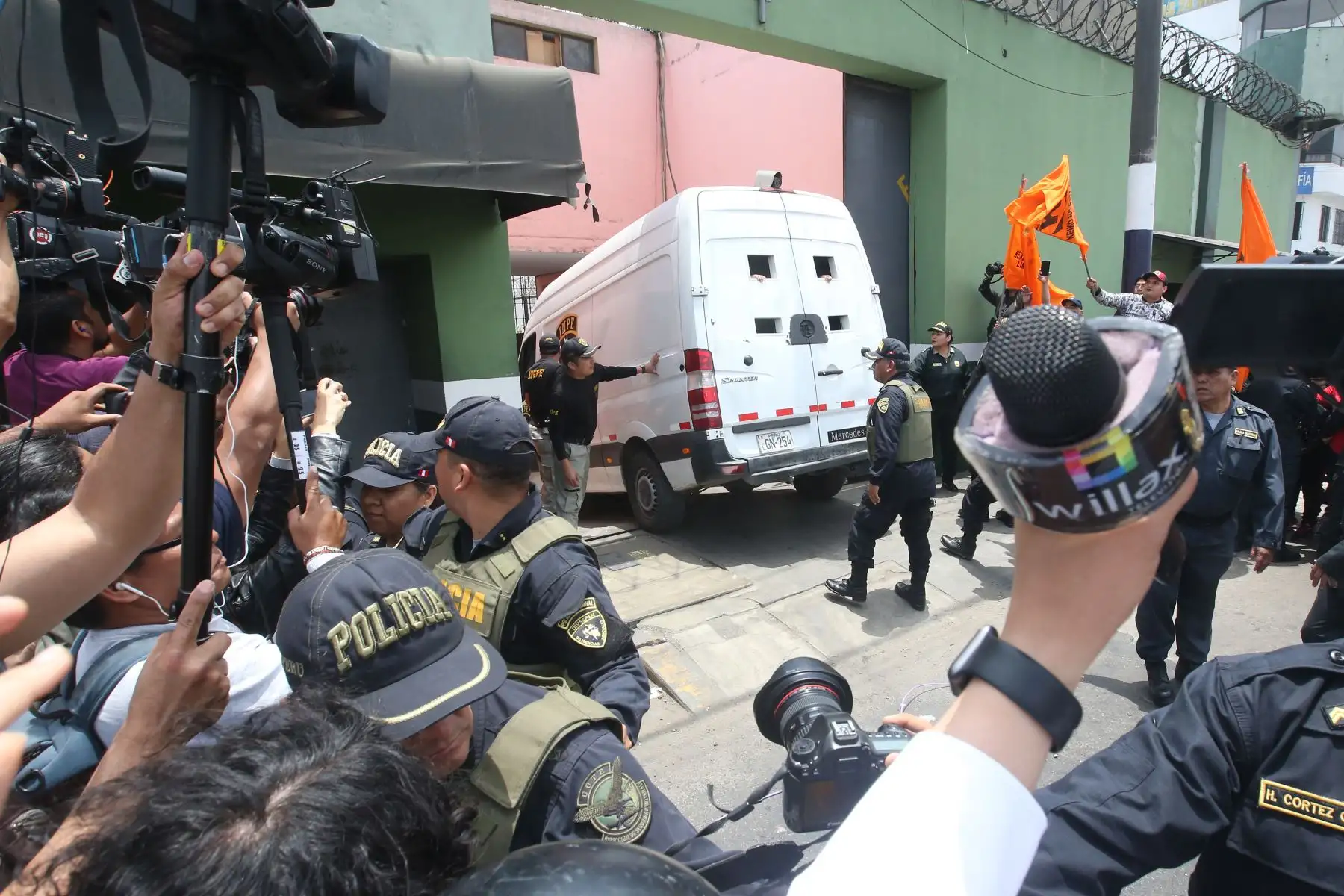 Bajo fuertes medidas de seguridad, la lideresa de Fuerza Popular, Keiko Fujimori, es trasladada al penal Anexo Mujeres de Chorrillos en cumplimiento de la orden de prisión preventiva de 36 meses dictada en su contra. Foto: ANDINA/Vidal Tarqui