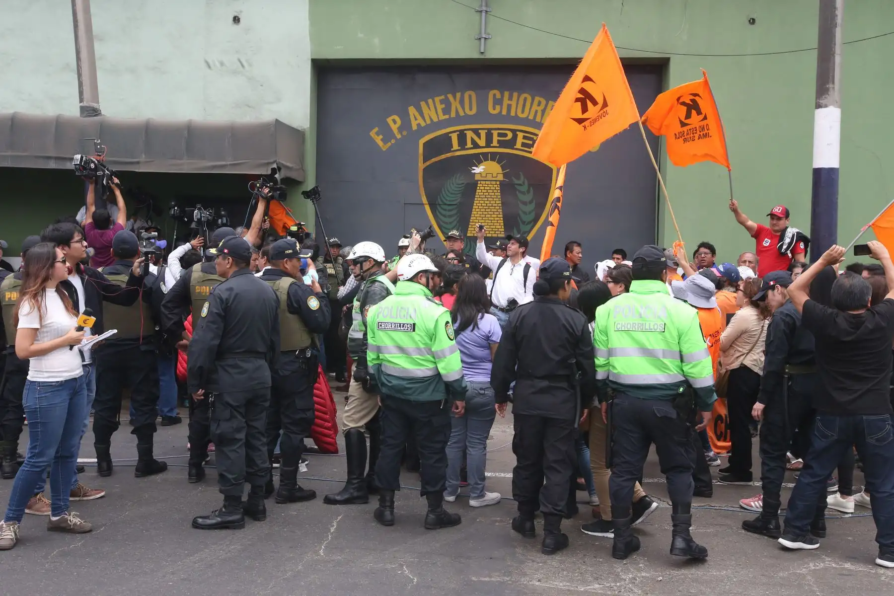 Bajo fuertes medidas de seguridad, la lideresa de Fuerza Popular, Keiko Fujimori, es trasladada al penal Anexo Mujeres de Chorrillos en cumplimiento de la orden de prisión preventiva de 36 meses dictada en su contra. Foto: ANDINA/Vidal Tarqui