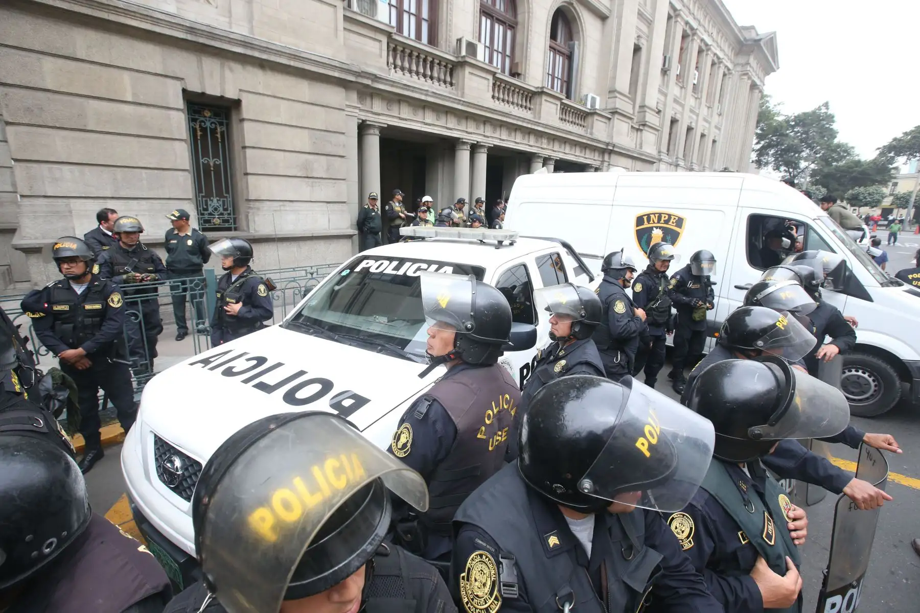 Policías apostado en la carceleta del Poder Judicial en espera de la salida de Keiko Fujimori a un penal. Foto: ANDINA/Vidal Tarqui