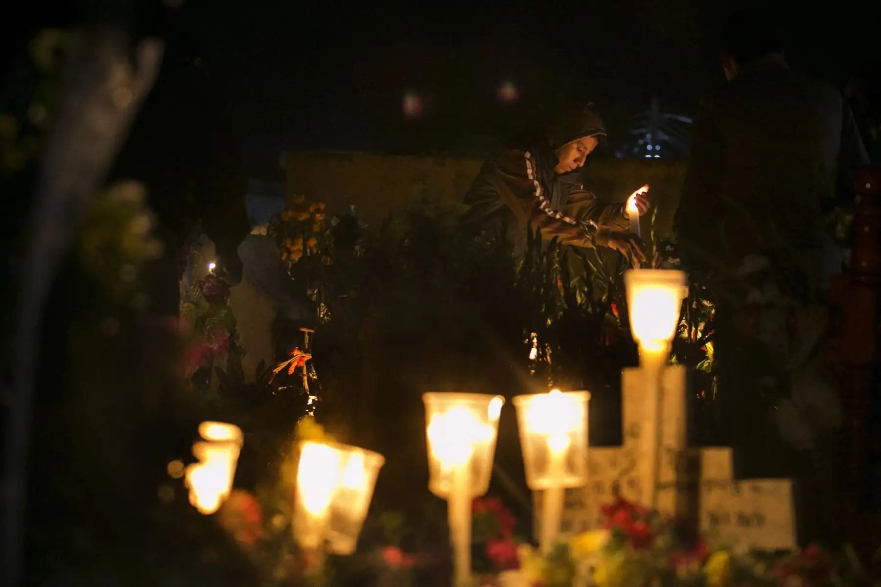 Pobladores del municipio de Xochitl, en el estado de Puebla (México), velan a sus muertos en el panteón de la localidad hoy, viernes 2 de noviembre de 2018. La tradición de los altares de los muertos se remonta a la fusión, hace unos 500 años, las tradiciones de los misioneros franciscanos y la diversidad de las personas que viven en el territorio mexicano como la Olmeca, Zapoteca, Mixteca, Purepecha, Maya , Totonaca y azteca. Los mexicanos además de visitar las tumbas de sus seres queridos, instalan altare