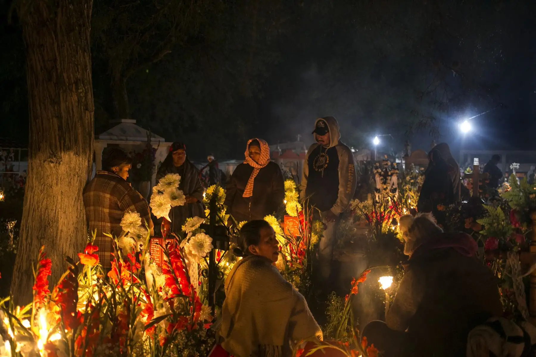 Pobladores del municipio de Xochitl, en el estado de Puebla (México), velan a sus muertos en el panteón de la localidad hoy, viernes 2 de noviembre de 2018. La tradición de los altares de muertos se remonta a la fusión, hace unos 500 años, de tradiciones traídas por los misioneros franciscanos y las de las diversas culturas que habitaron en el territorio mexicano como la Olmeca, Zapoteca, Mixteca, Purepecha, Maya, Totonaca y Azteca. Los mexicanos adem·s de visitar las tumbas de sus seres queridos, instalan