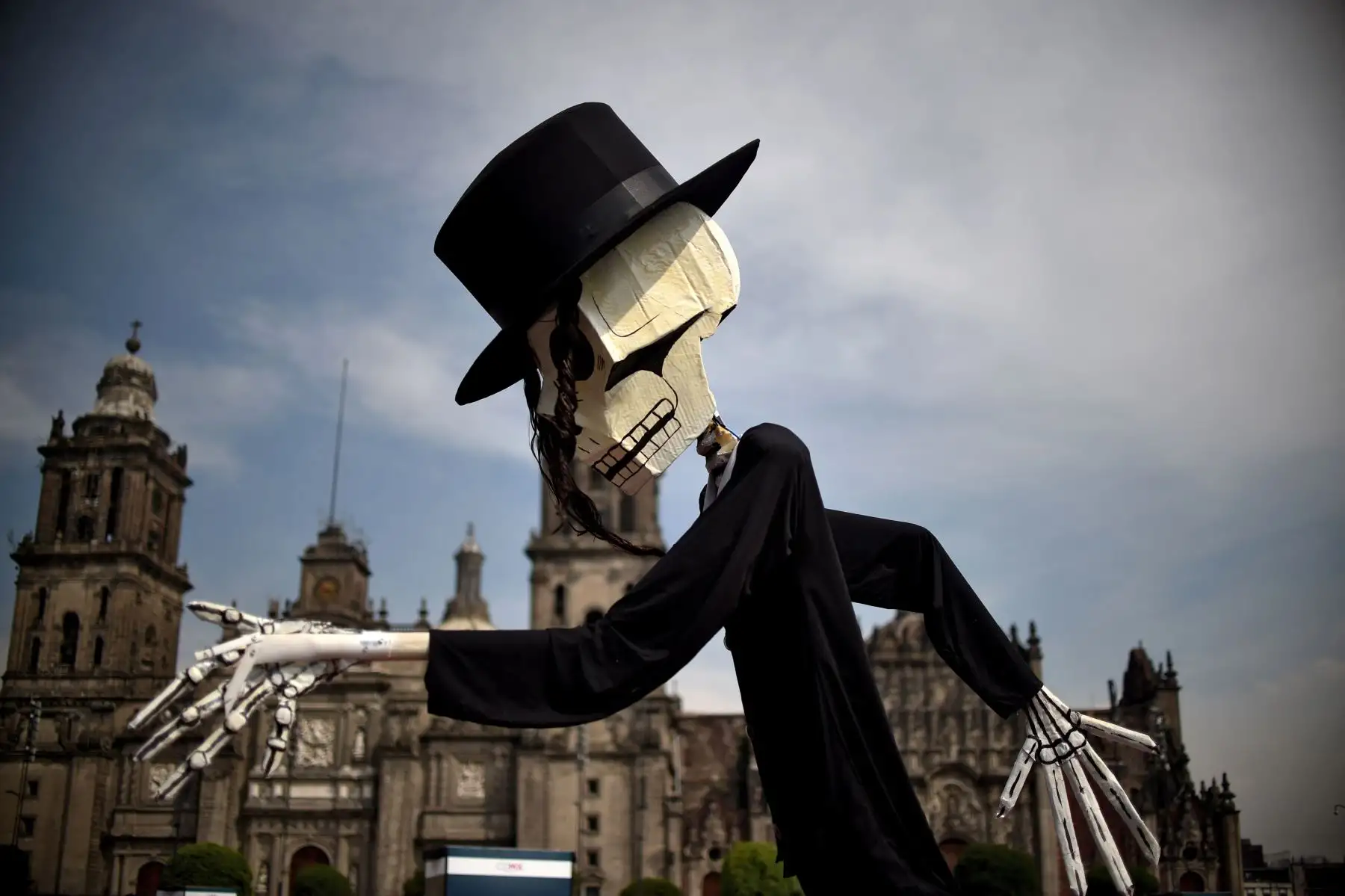 Detalle de las decoraciones relacionadas con el Día de los Muertos en la plaza del Zócalo en la Ciudad de México . AFP