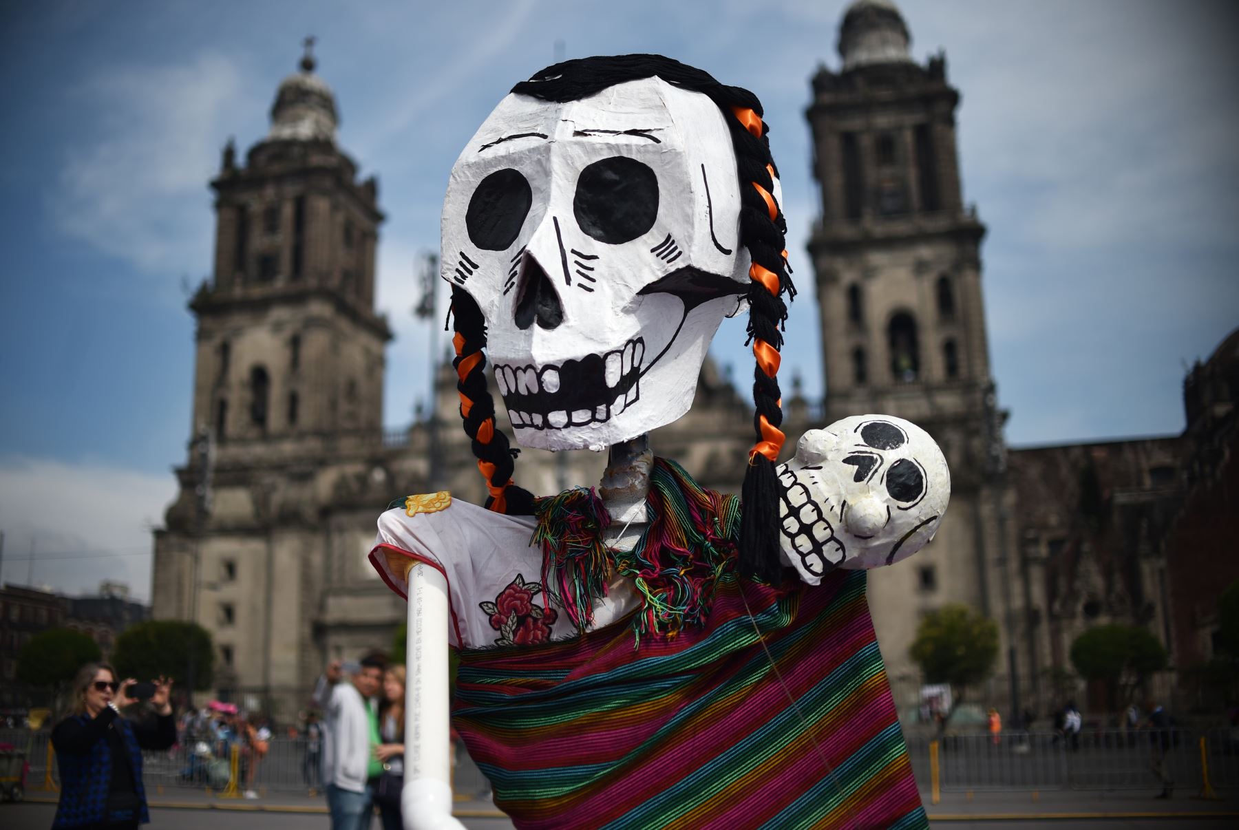 Detalle de las decoraciones relacionadas con el Día de los Muertos en la plaza del Zócalo en la Ciudad de México (2018). Foto: AFP