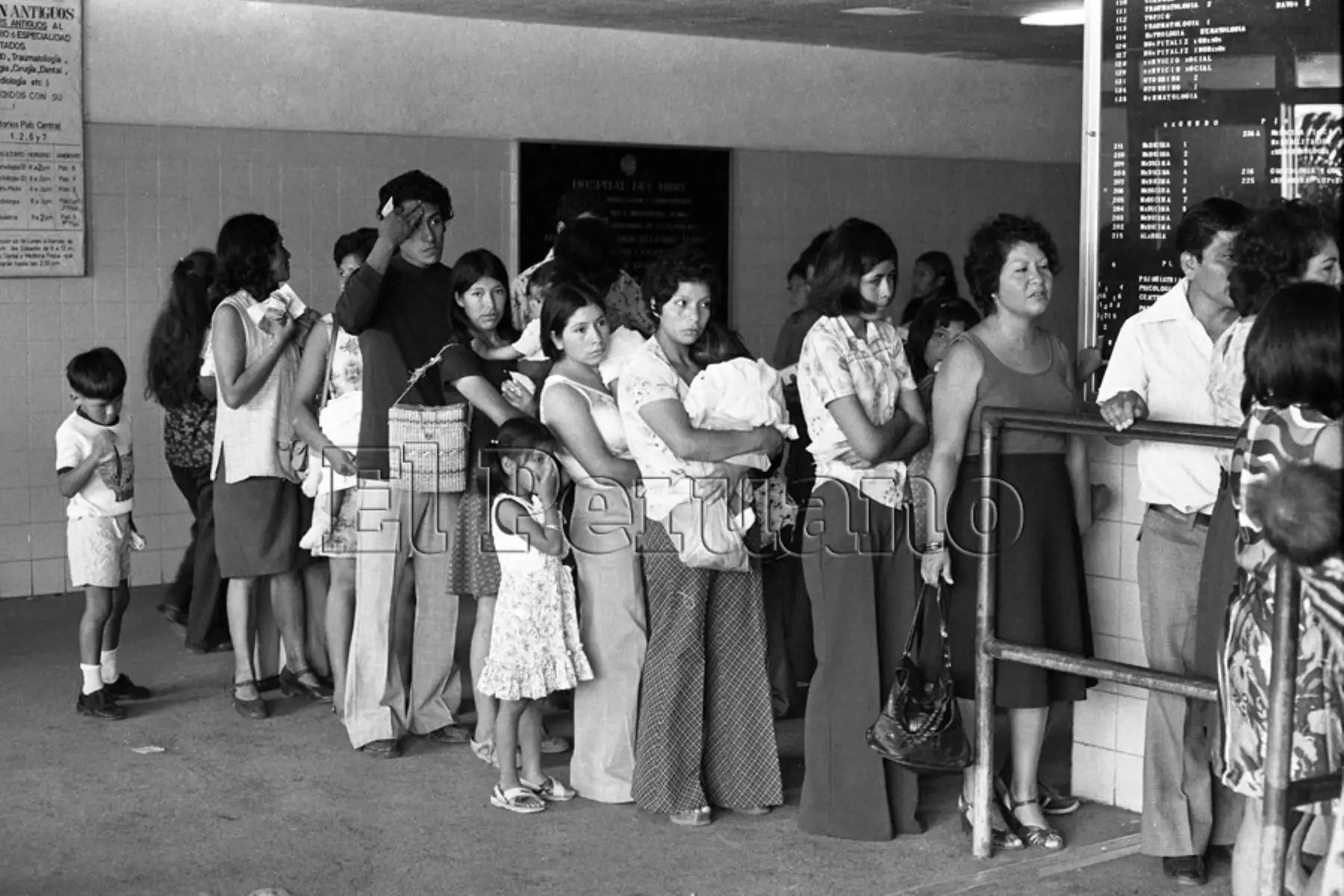 Atención en ventanillas del área de Admisión, primer trámite para que menores puedan ser atendidos en el Hospital ( 5 enero 1977). Foto: Diario Oficial EL PERUANO / Rómulo Luján