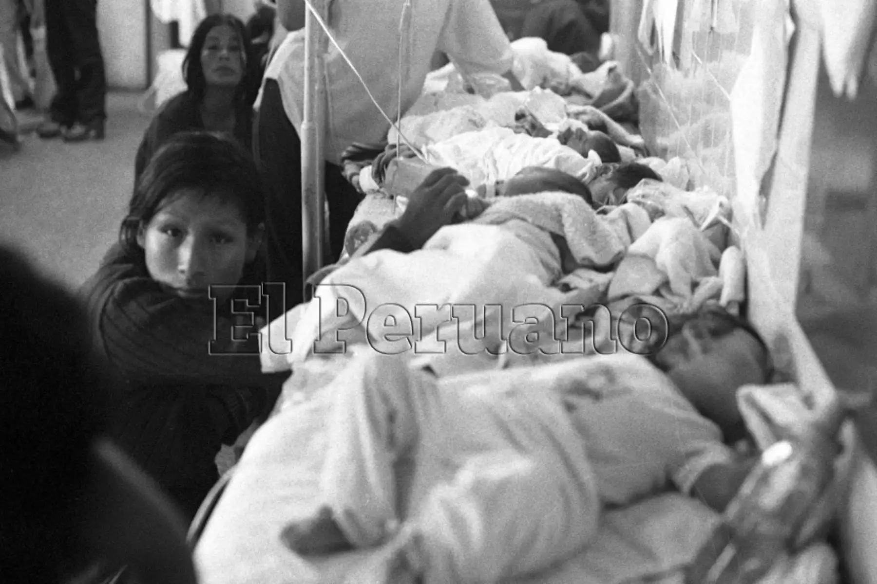 Infantes deshidratados acompañados por sus familiares, son atendidos en el Hospital (2 abril 1980). Foto: Diario Oficial EL PERUANO / Bernabé Wong