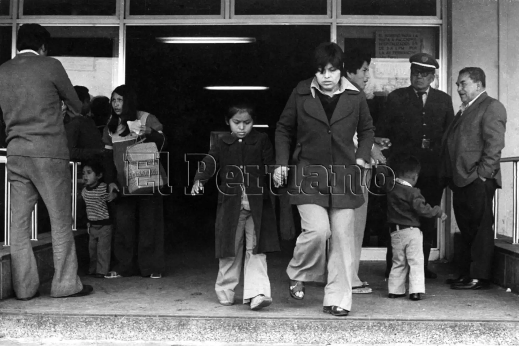 Niños saliendo del Hospital en compañía de sus tutores (12 abril 1980). Foto: Diario Oficial EL PERUANO