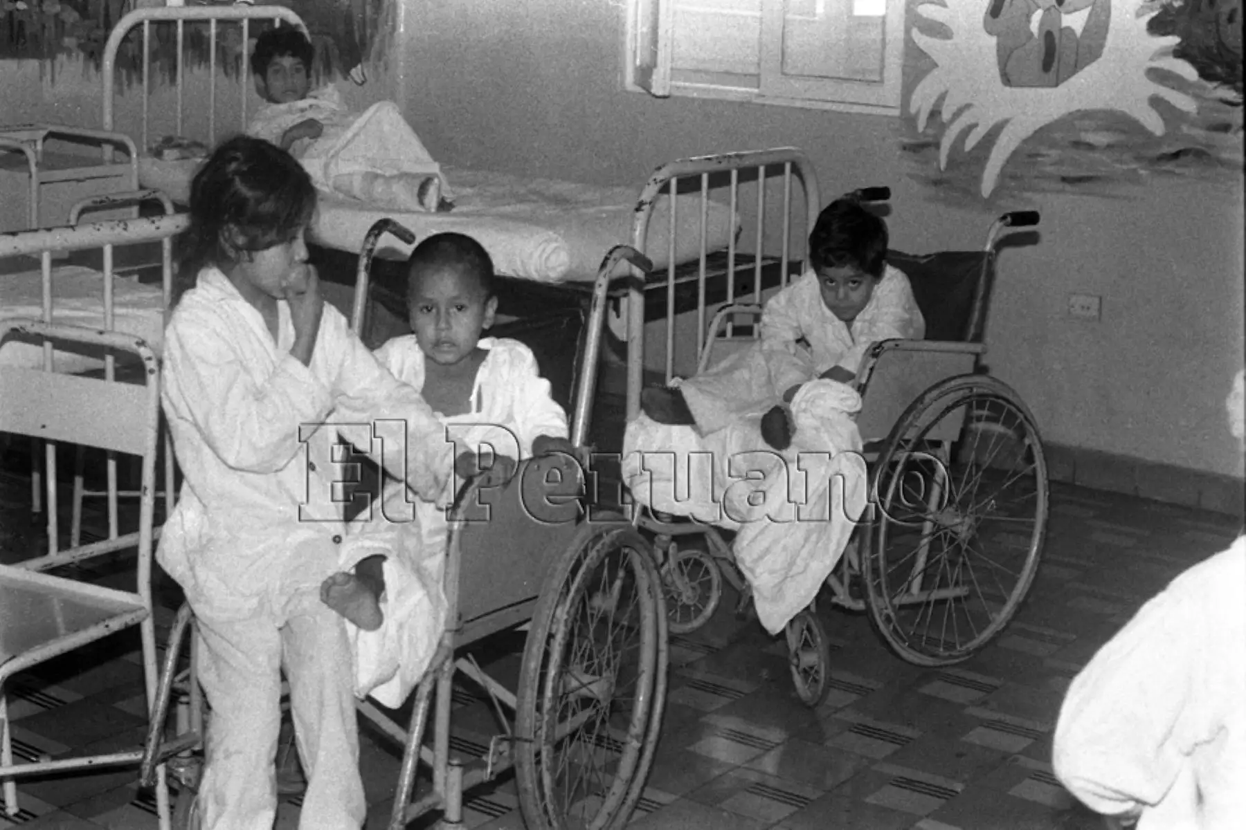 Pabellón de Quemados, niños en proceso de rehabilitación (5 octubre 1983). Foto: Diario Oficial EL PERUANO / Américo Alburquerque