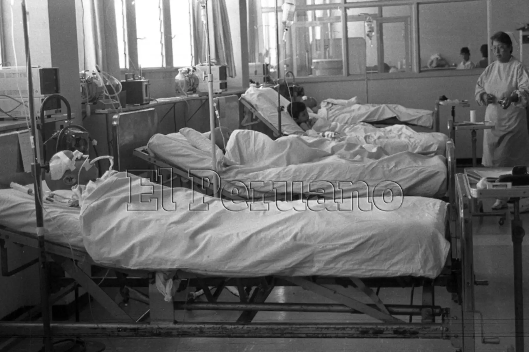 Escolares hospitalizados por fuertes lesiones al caerles accidentalmente parte de una pared (1 mayo 1988). Foto: Diario Oficial EL PERUANO / Víctor Palomino