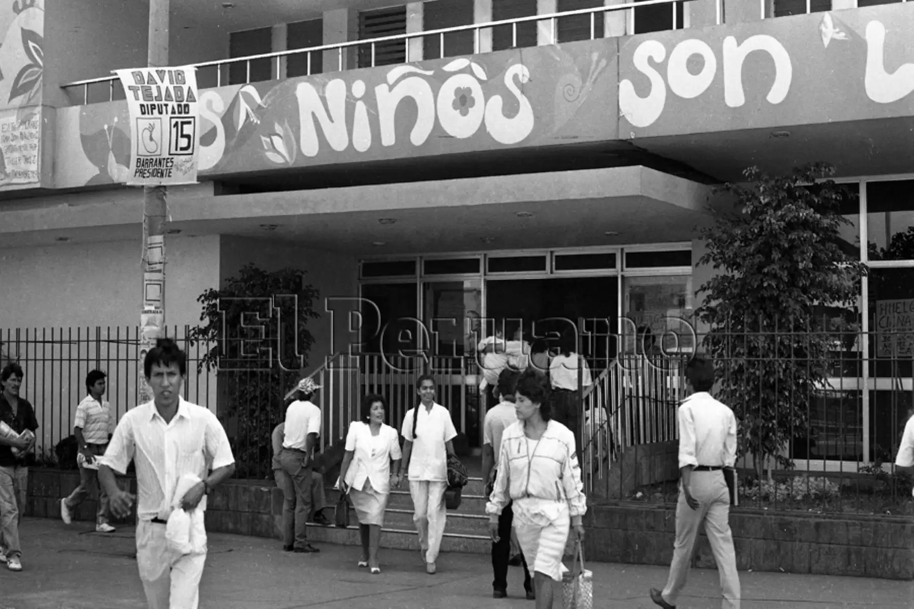 Desplazamiento de personal médico en Huelga (23 abril 1990). Foto.: Diario Oficial EL PERUANO / José Risco