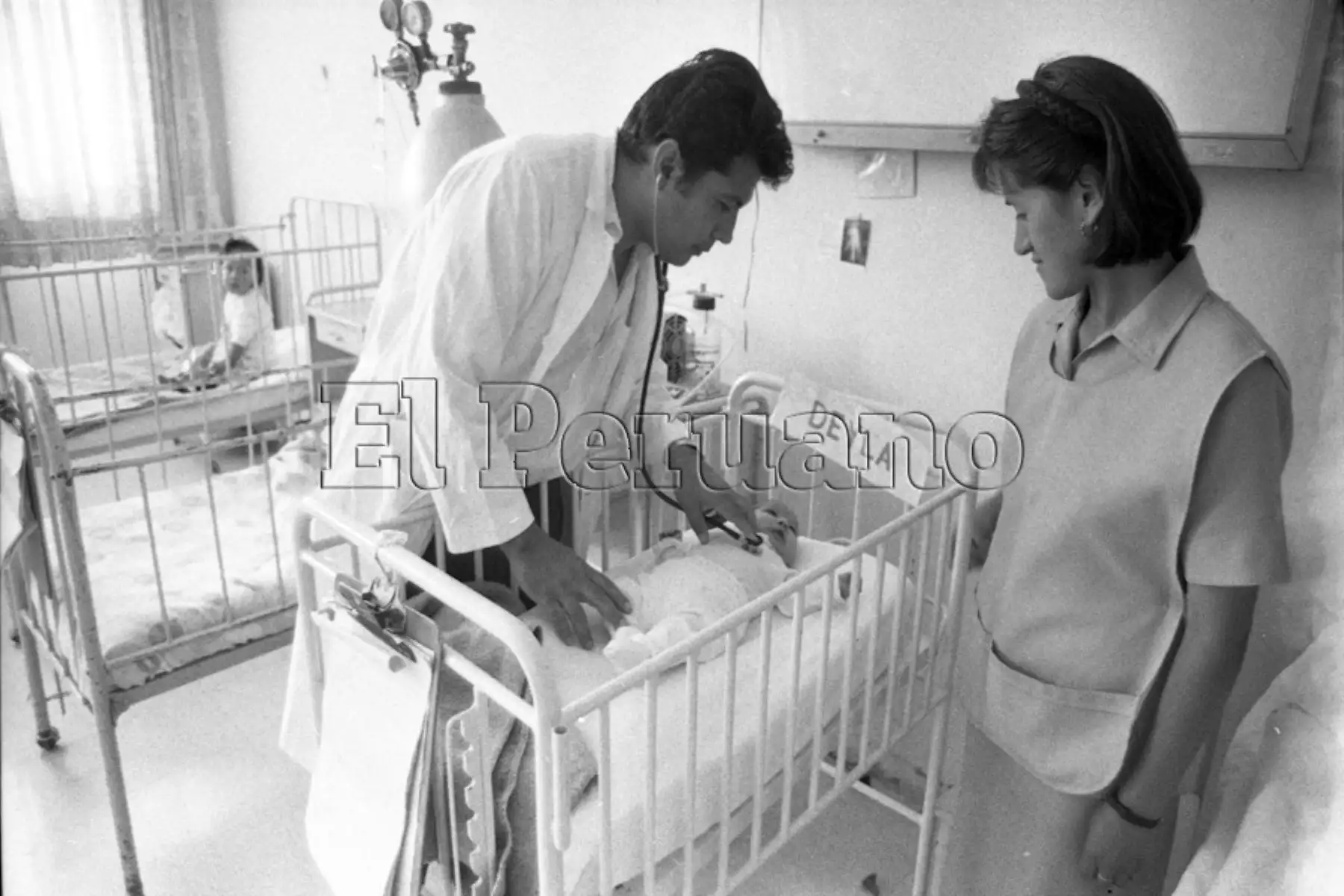 Pediatras realizan ronda médica y auscultan a los infantes para observar su evolución (25 enero 1996). Foto: Diario Oficial EL PERUANO / Juan Carlos Chavez