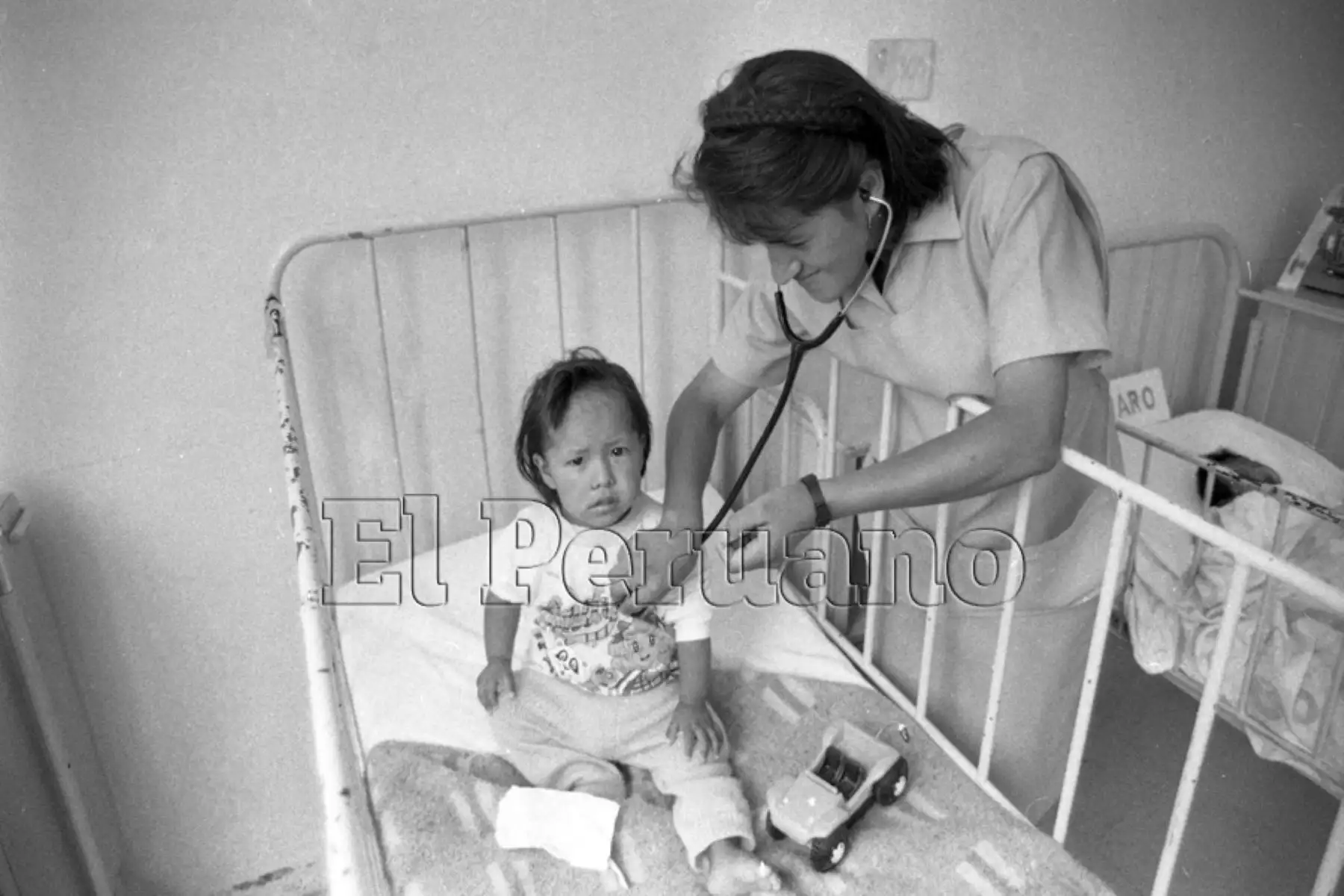 Control de signos vitales a pequeñitos en observación, realizado por una enfermera (25 enero 1996). Foto: Diario Oficial EL PERUANO / Juan Carlos Chavez