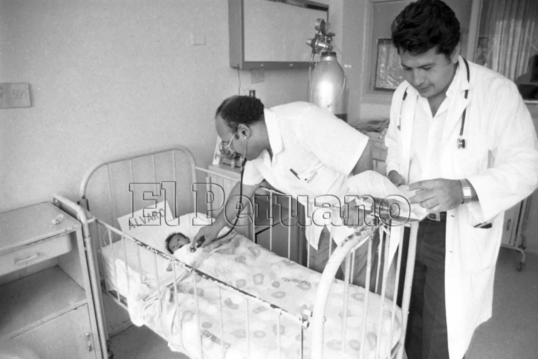 Infante es controlado minuciosamente por los médicos pediatras (25 enero 1996). Foto: Diario Oficial EL PERUANO / Juan Carlos Chavez