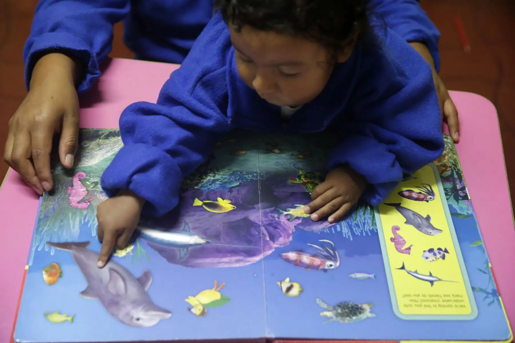 Un pequeño juega con su madre en la sala de juegos del albergue Inspira. Foto: ANDINA/Melina Mejía