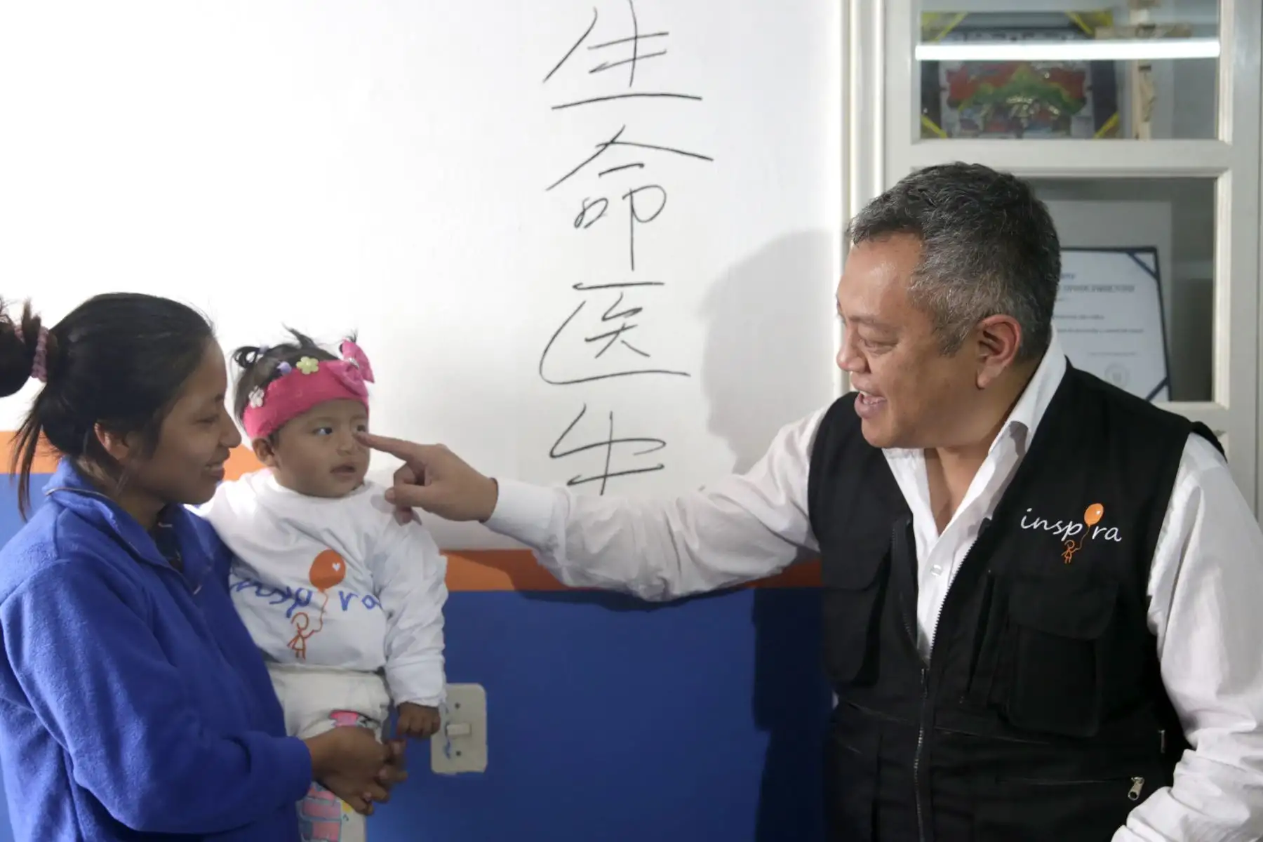 Los niños del albergue lo llaman Doki o "doctor vida", que es el  significado de la escritura en japonés que se ve en la pared  . Foto: ANDINA/Melina Mejía