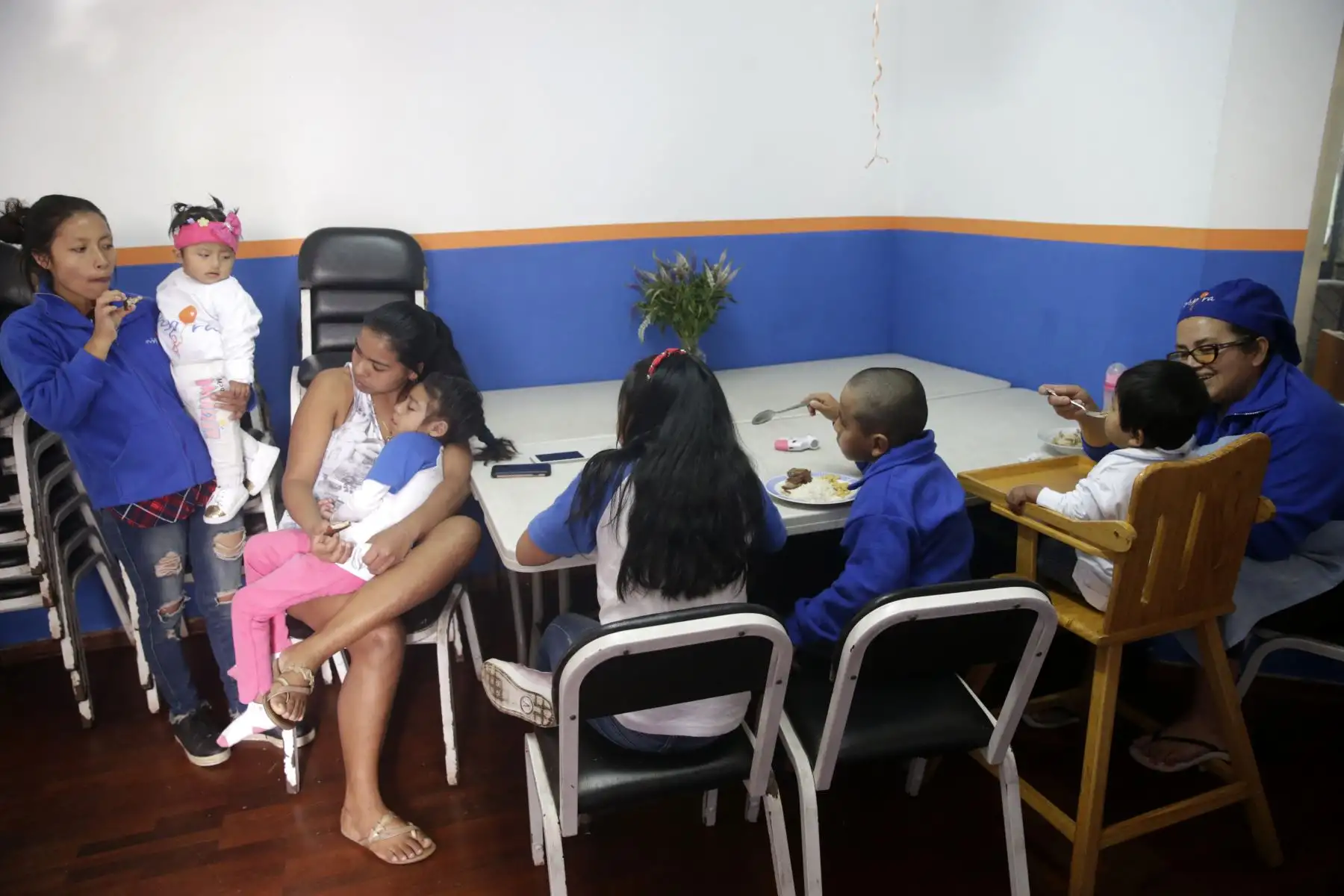 Un grupo de niños con sus madres comparten en a la hora del almuerzo. Foto: ANDINA/Melina Mejía