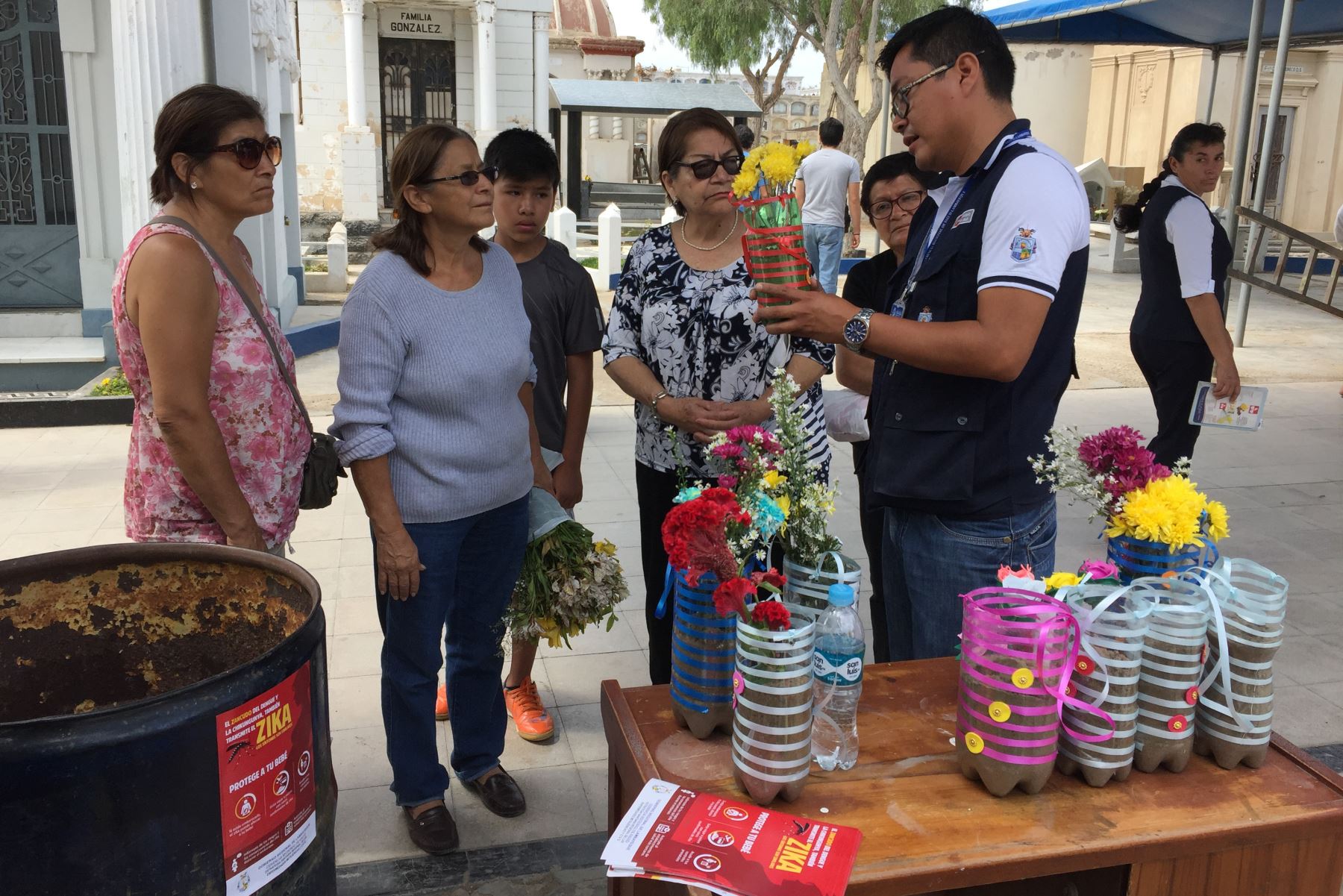 Lambayeque: promueven uso de arena húmeda en cementerios para prevenir dengue.