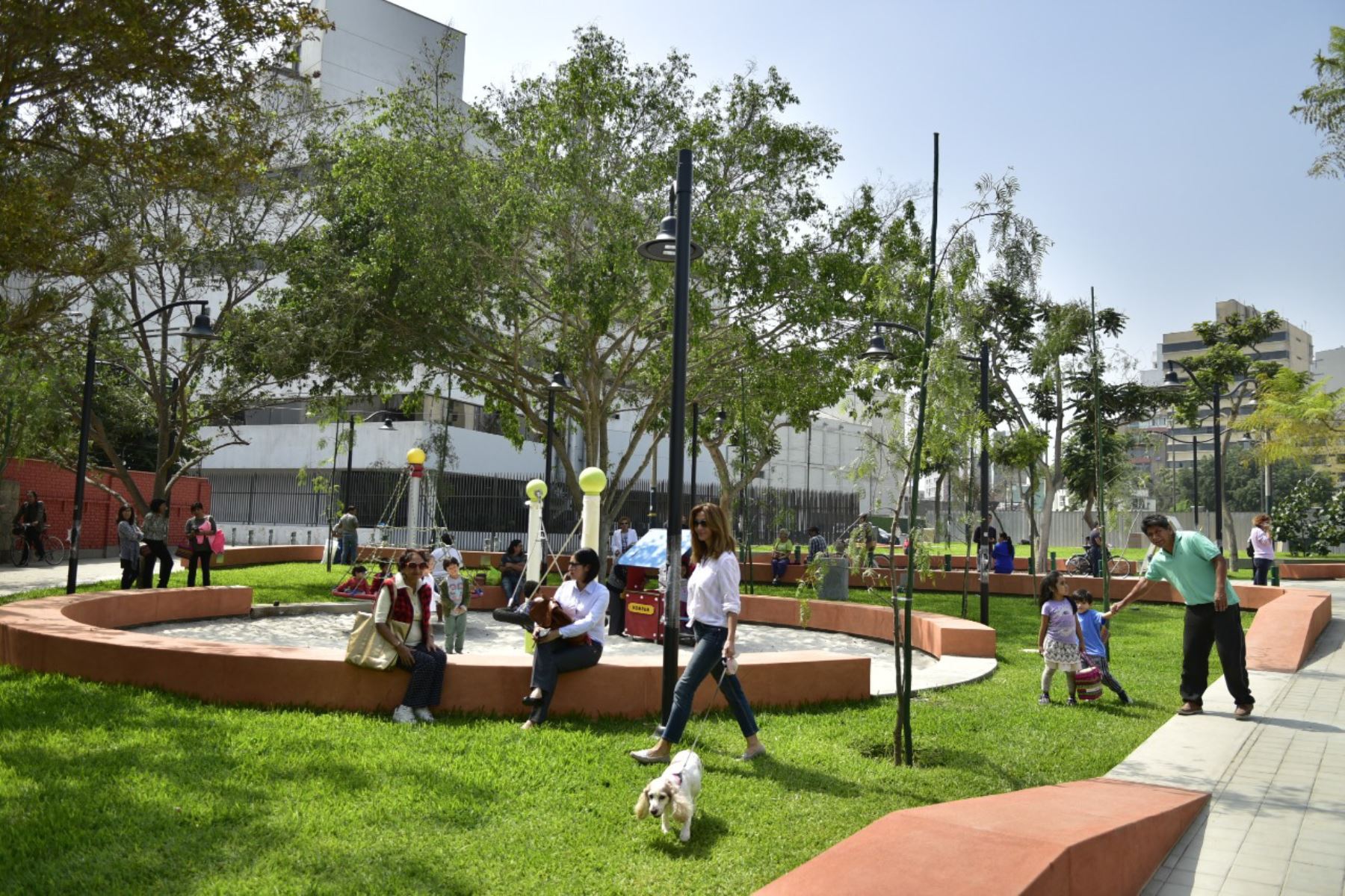 Espacios públicos recuperados ahora son acogedoras plazas en San Isidro. Foto: Andina/Difusión