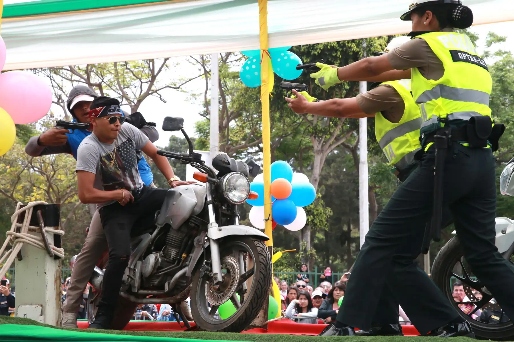 Gran Corso y Concurso de carros Alegóricos por efectivos  policiales, en el marco de la celebración  por  el LXXIV aniversario de creación institucional, la región Lima, en el Campo de Marte.Foto: ANDINA/Norman Córdova