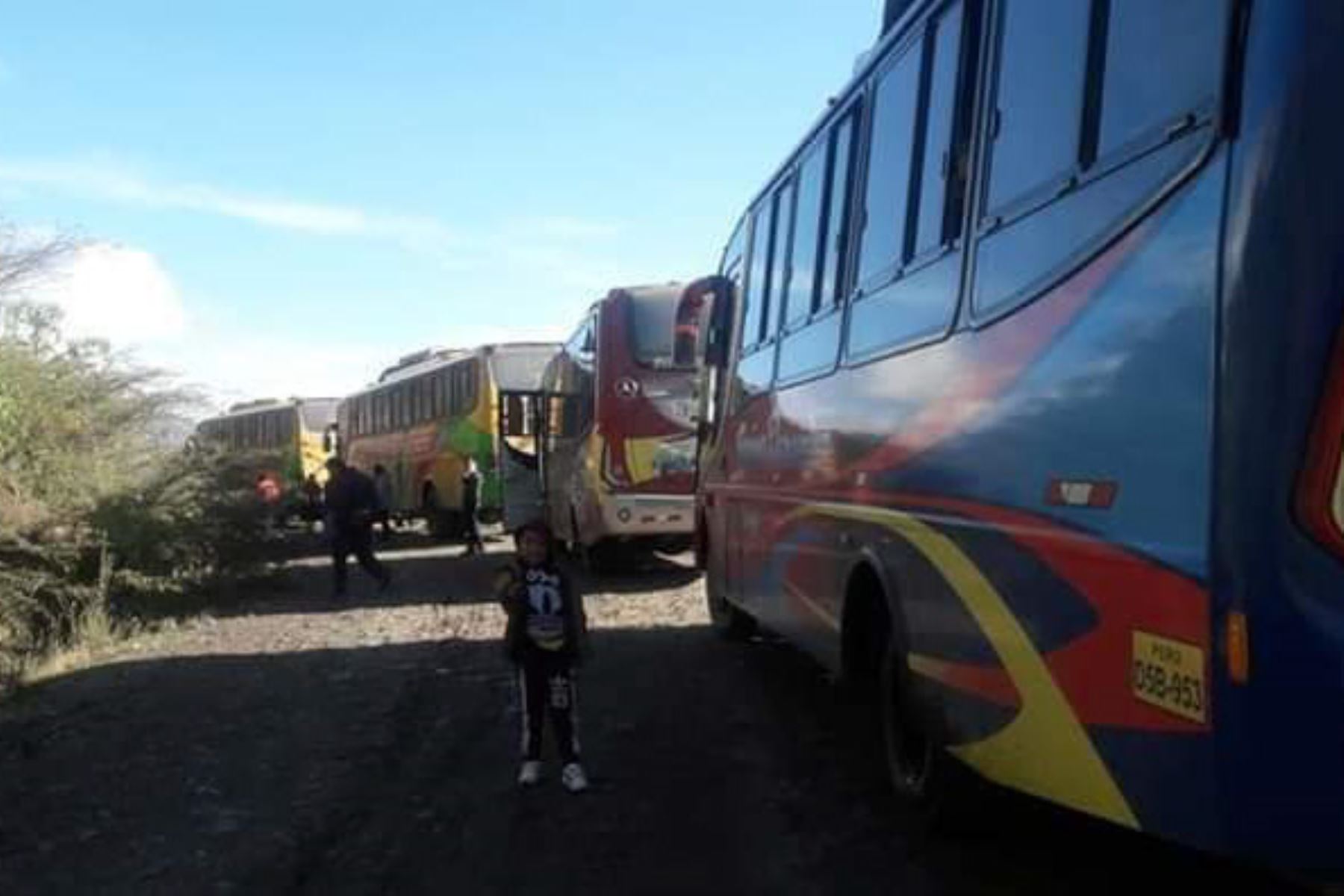 Deslizamiento bloquea la carretera Pomabamba-San Luis, región Áncash, y decenas de vehículos interprovinciales se encuentran varados.