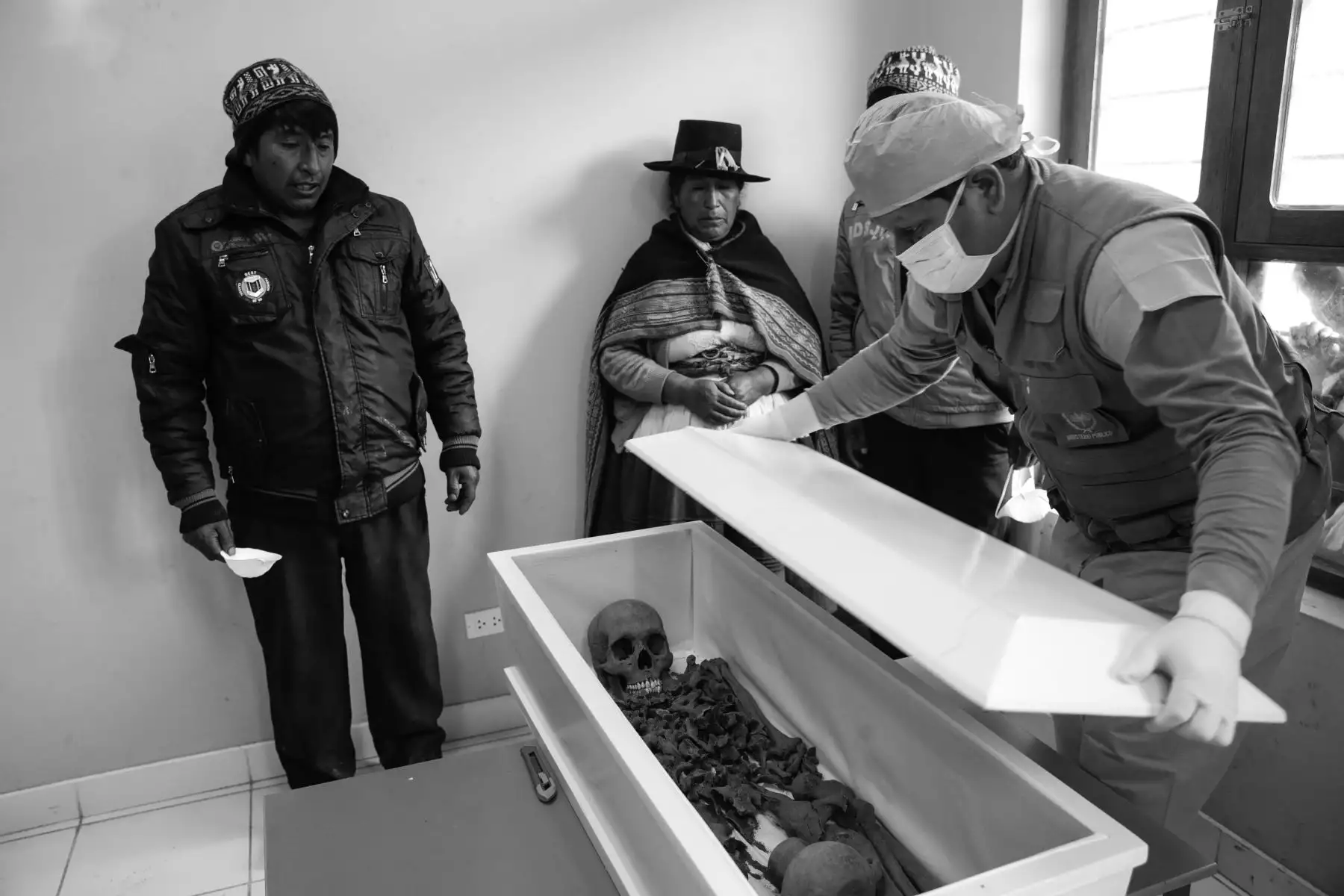 En la restitución de los cuerpos, el forense llama a los familiares y delante de ellos deposita los restos en un pequeño ataúd, para luego sellarlos. Foto: ANDINA/Jack Ramón