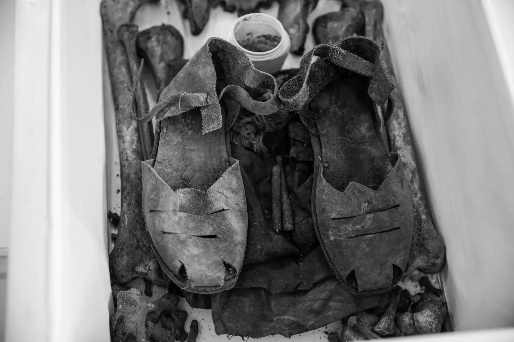 Además de huesos, se encontraron también ropas, calzado y hasta utensilios de las víctimas. Foto: ANDINA/Jack Ramón