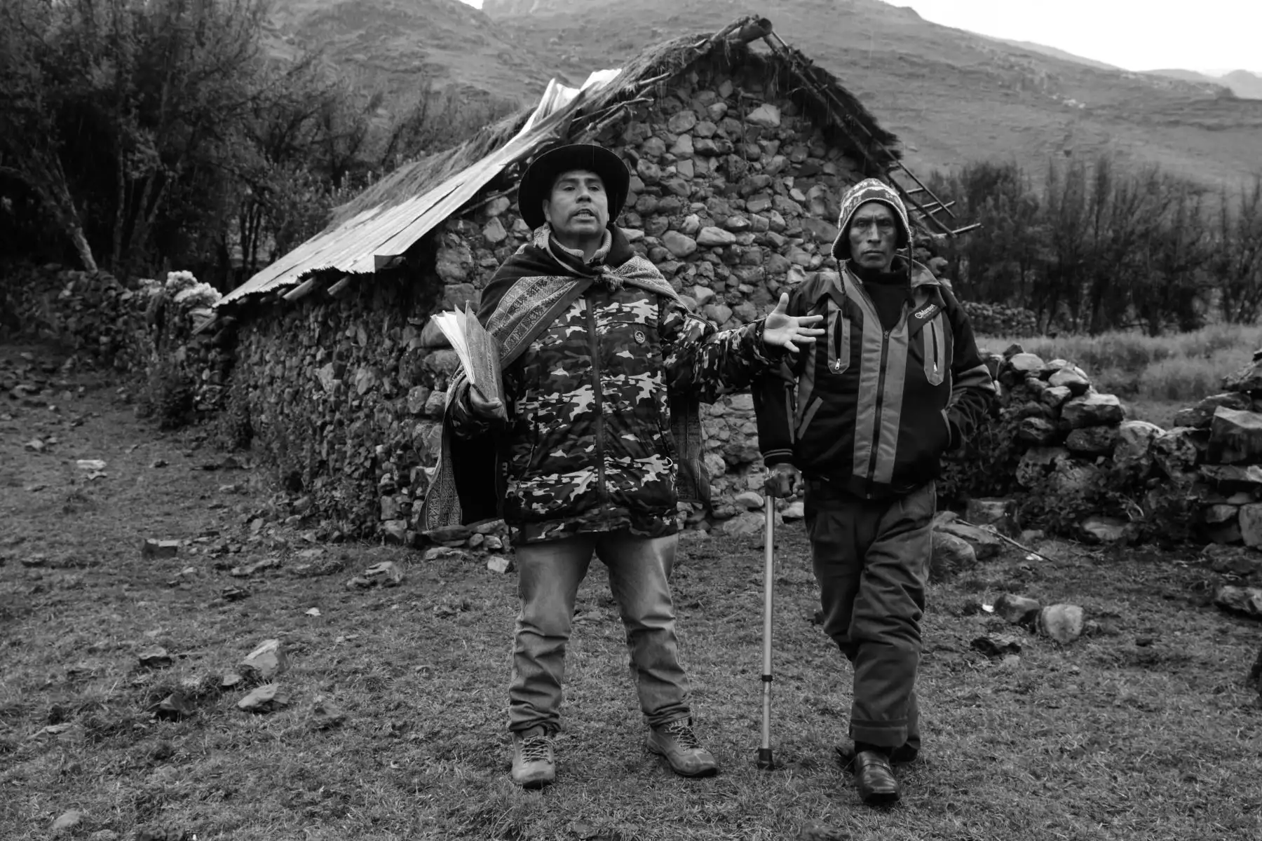 Se demoró 35 años en volver a Llacchua.  Dimicio Muñoz Limaquispe cuenta: “Ahora estoy regresando para poder enterrar a mi padre y mi madre”. Él se fue de la comunidad cuando tenía solo cinco años y asesinaron a sus padres. Foto: ANDINA/Jack Ramón
