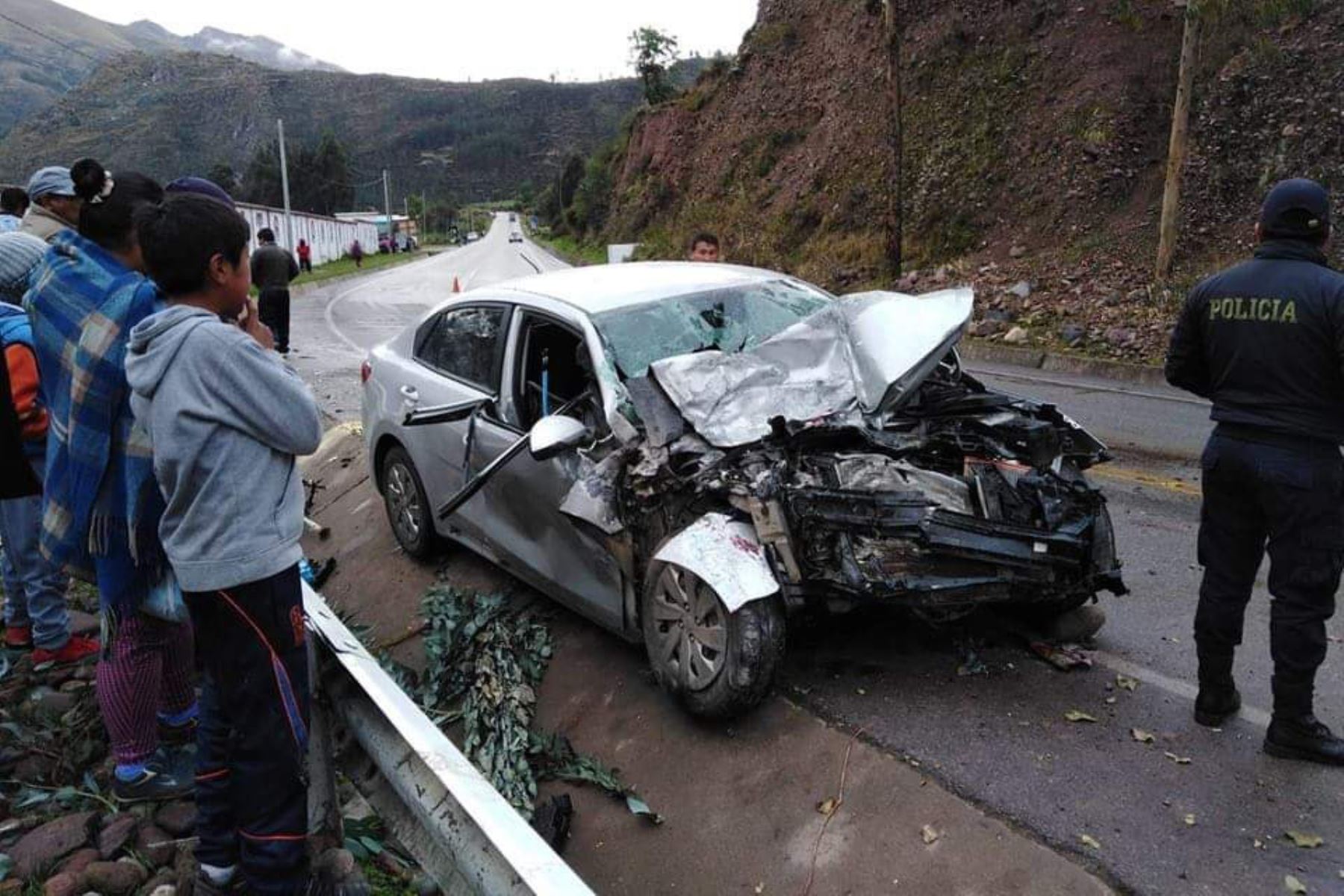 Choque de bus y auto deja dos muertos y tres heridos en Cusco. Foto: Redes sociales