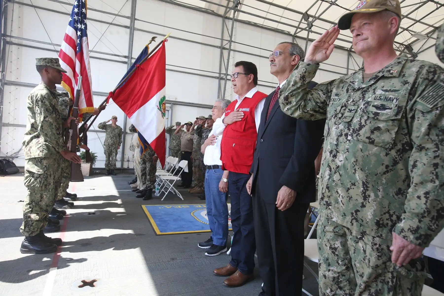 Premier, Ministro de Defensa, Comandantes Generales de las FFAA y Jefe del FFAA en ceremonia de despedida del USNS Comfort. Embajador de Estados Unidos, Krishna R. Urs, destaca labor de médicos y tripulación tras 5 días de intensa acción médica humanitaria.. Foto: ANDINA/Vidal Tarqui