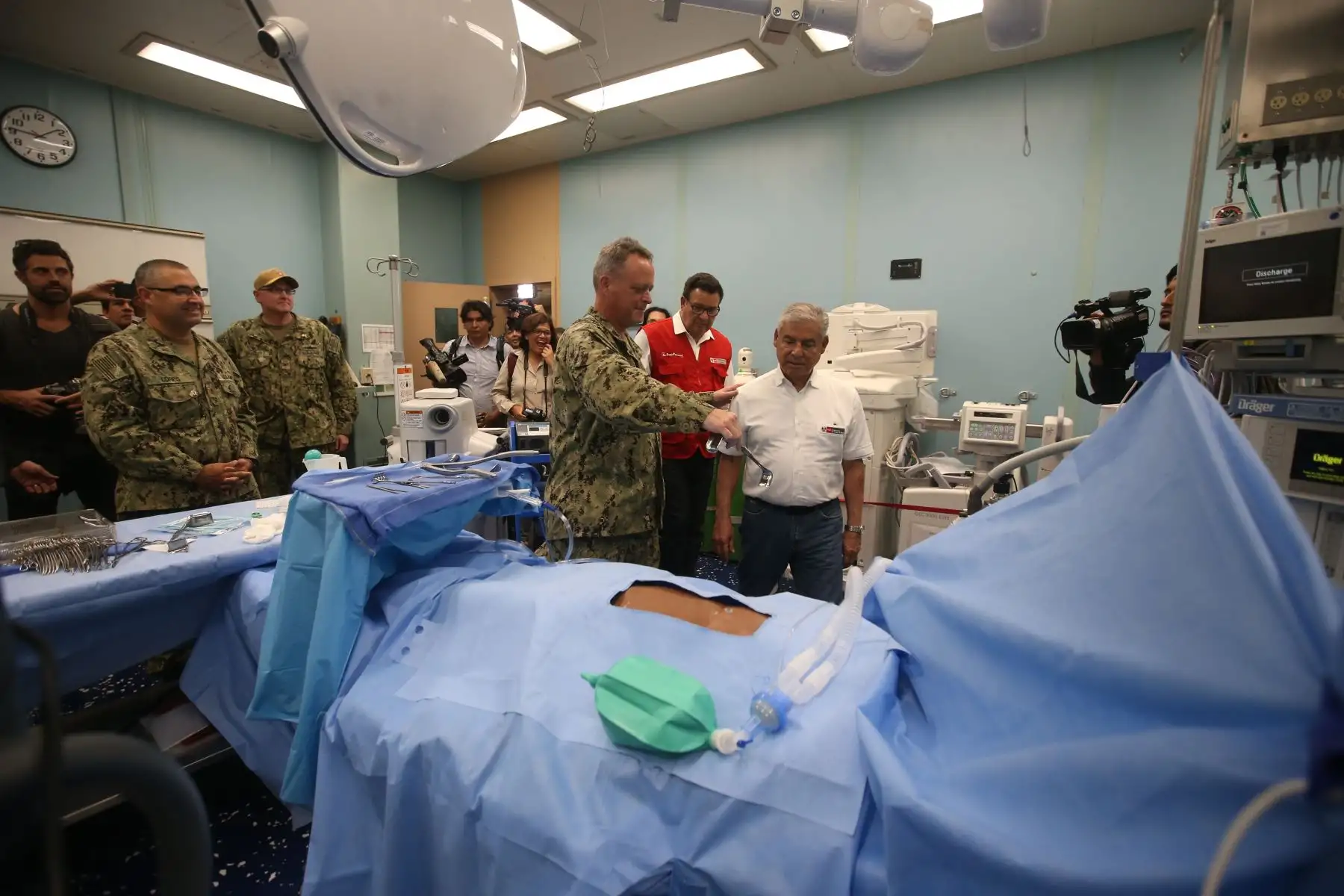 Premier, Ministro de Defensa, Comandantes Generales de las FFAA y Jefe del FFAA en ceremonia de despedida del USNS Comfort. Embajador de Estados Unidos, Krishna R. Urs, destaca labor de médicos y tripulación tras 5 días de intensa acción médica humanitaria.. Foto: ANDINA/Vidal Tarqui
