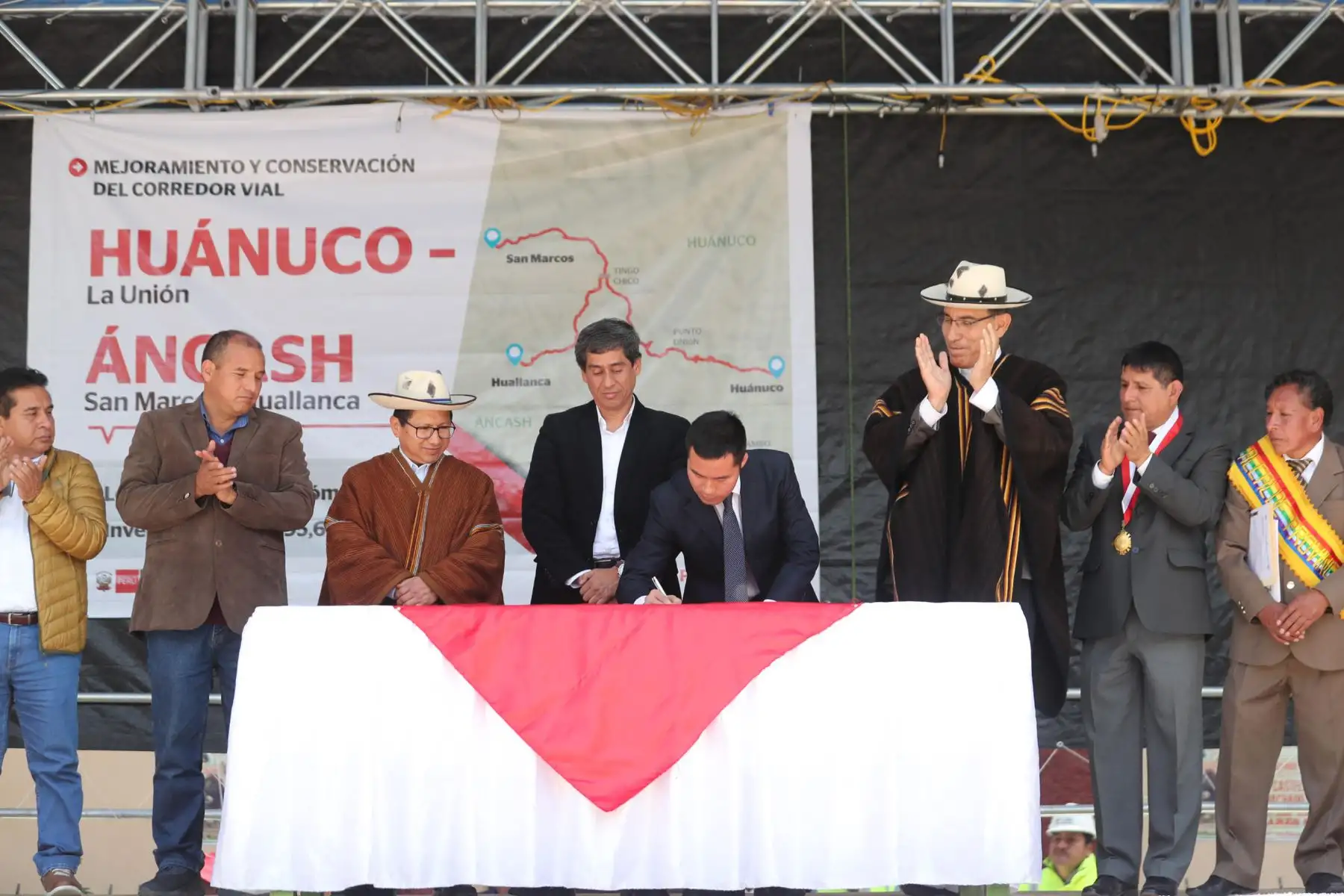 Presidente de la República, Martín Vizcarra, participa de la firma del contrato para la ejecución de la Carretera Huánuco - La Unión - Huallanca, obra que beneficiará a más de 270 mil ciudadanos de la región. Foto: ANDINA/Carlos Lezama/Prensa Presidencia