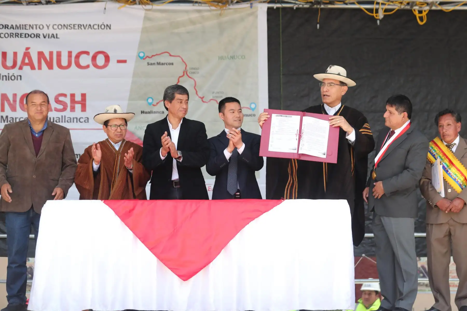 Presidente de la República, Martín Vizcarra, participa de la firma del contrato para la ejecución de la Carretera Huánuco - La Unión - Huallanca, obra que beneficiará a más de 270 mil ciudadanos de la región. Foto: ANDINA/Carlos Lezama/Prensa Presidencia