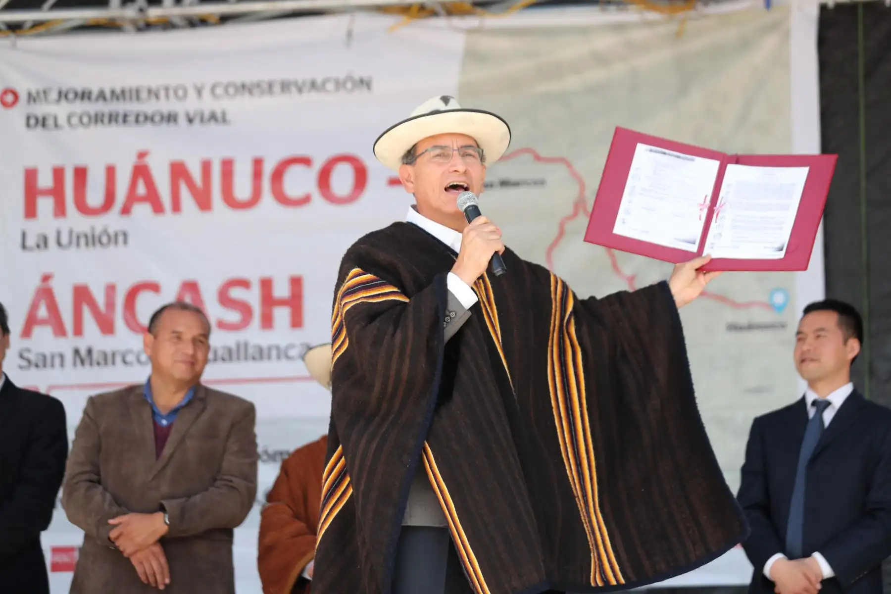 Presidente de la República, Martín Vizcarra, participa de la firma del contrato para la ejecución de la Carretera Huánuco - La Unión - Huallanca, obra que beneficiará a más de 270 mil ciudadanos de la región. Foto: ANDINA/Carlos Lezama/Prensa Presidencia