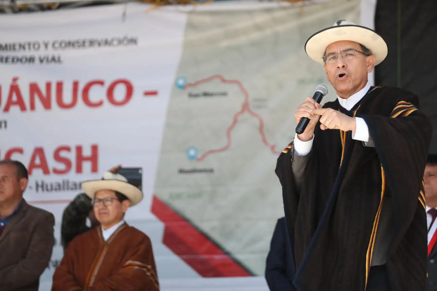 Presidente de la República, Martín Vizcarra, participa de la firma del contrato para la ejecución de la Carretera Huánuco - La Unión - Huallanca, obra que beneficiará a más de 270 mil ciudadanos de la región. Foto: ANDINA/Carlos Lezama/Prensa Presidencia