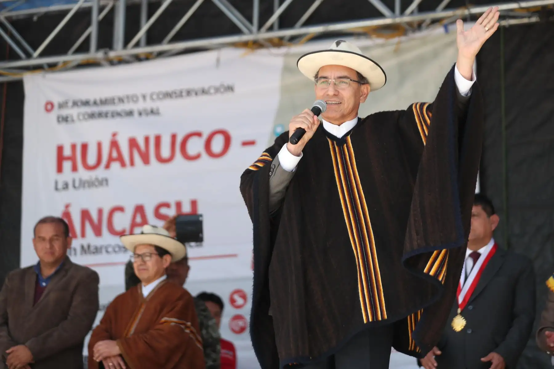 Presidente de la República, Martín Vizcarra, participa de la firma del contrato para la ejecución de la Carretera Huánuco - La Unión - Huallanca, obra que beneficiará a más de 270 mil ciudadanos de la región. Foto: ANDINA/Carlos Lezama/Prensa Presidencia