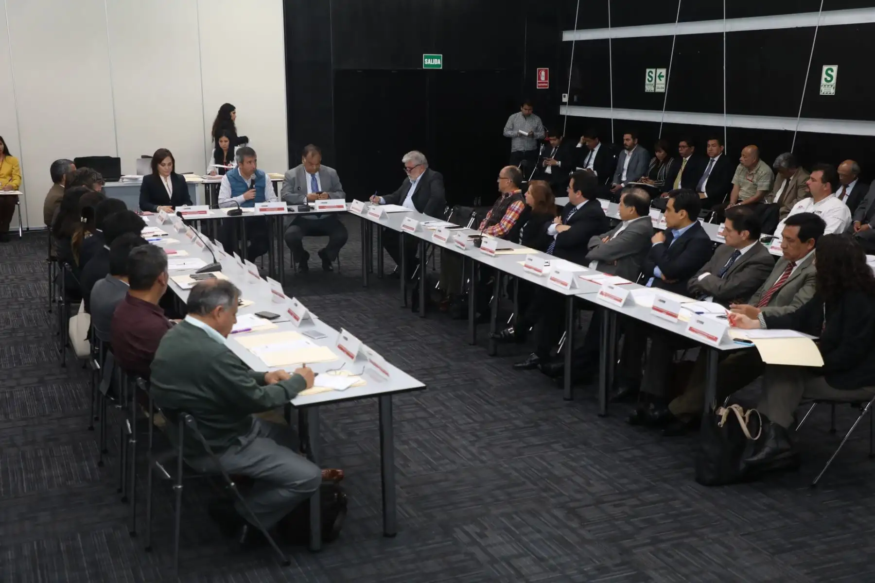 Ministro de la Producción, Raúl Pérez-Reyes, en la instalación de grupos técnicos.