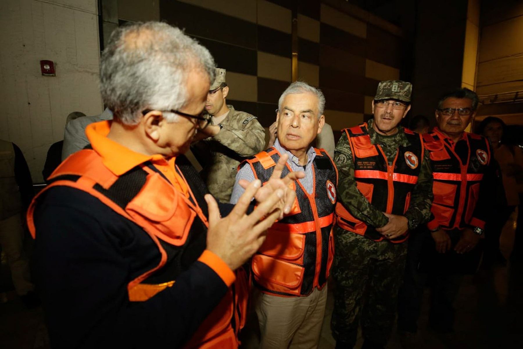 Jefe del Gabinete, César Villanueva, supervisa simulacro de sismo nocturno.