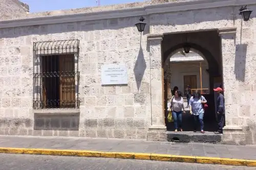 El escritor arequipeño Mario Vargas Llosa entregará un lote de 2,858 libros de su biblioteca personal al centro cultural que lleva su nombre en la ciudad de Arequipa.