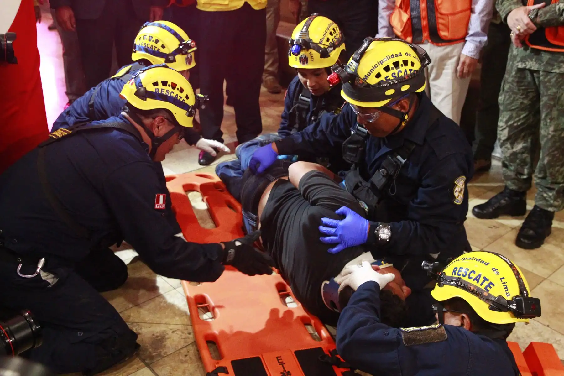 Heridos son rescatados en  Simulacro Nocturno de Sismo .Foto: ANDINA/Eddy Ramos