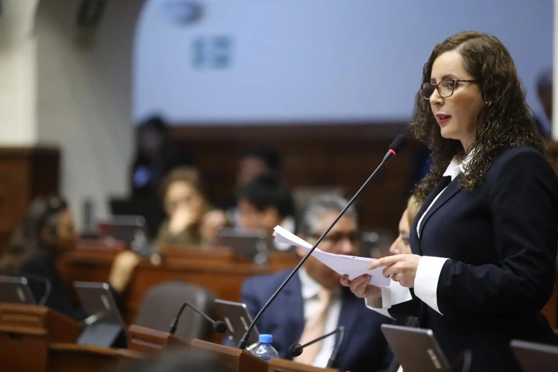 Congresista Rosa Bartra presenta ante el Pleno informe final de la Comisión Lava Jato.
