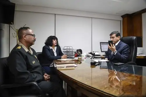 Ministro Morán saluda detención contra sujeto que arrastró a policía con su vehículo. Foto: Mininter.