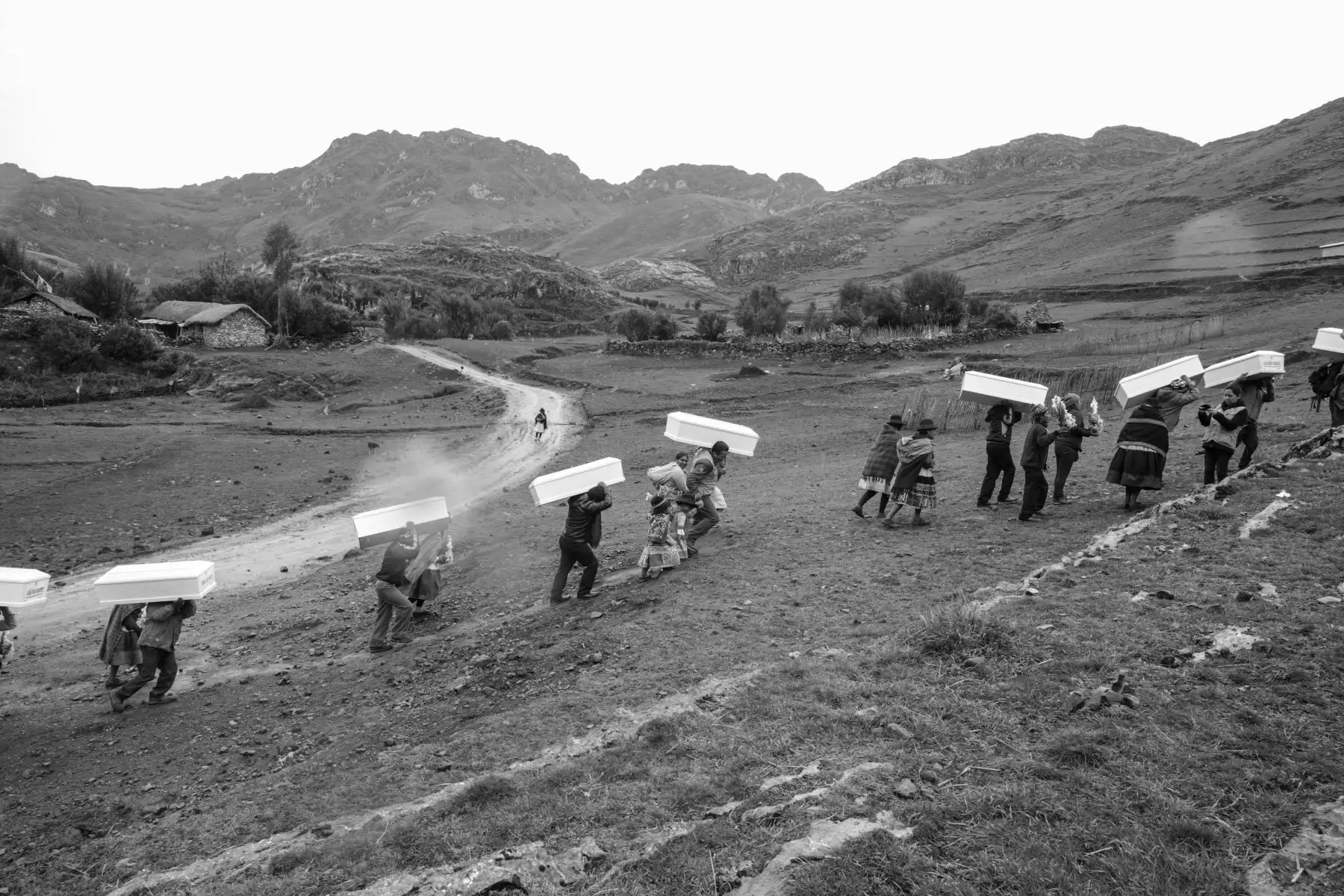 Los restos de los 26 comuneros de Llacchua, víctimas de Sendero Luminoso, son cargados en hombro por sus familiares para llevarlos a su ultima morada. Foto: ANDINA/Jack Ramón