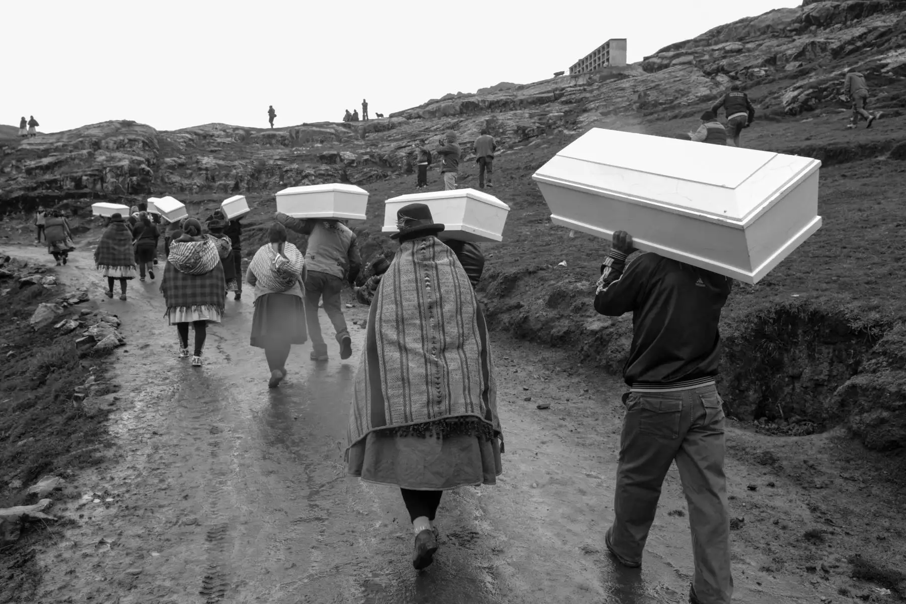 Empieza la peregrinación de los familiares cargando los féretros a  la colina de piedra de laja donde serán sepultados.  Foto: ANDINA/Jack Ramón