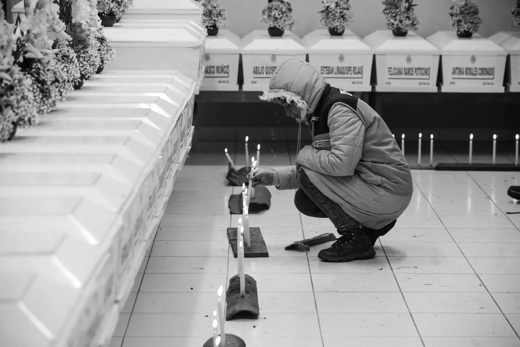 El primer día de la “diligencia” el Equipo Forense Especializado (EFE) del Ministerio Público “armó” los 26 cuerpos frente a sus familiares y los puso en pequeños ataúdes. En la noche hubo un breve velatorio colectivo en el puesto satelital de salud, donde los restos habían quedado “en resguardo”. Llacchua no cuenta con centro comunal. Foto: ANDINA/Jack Ramón