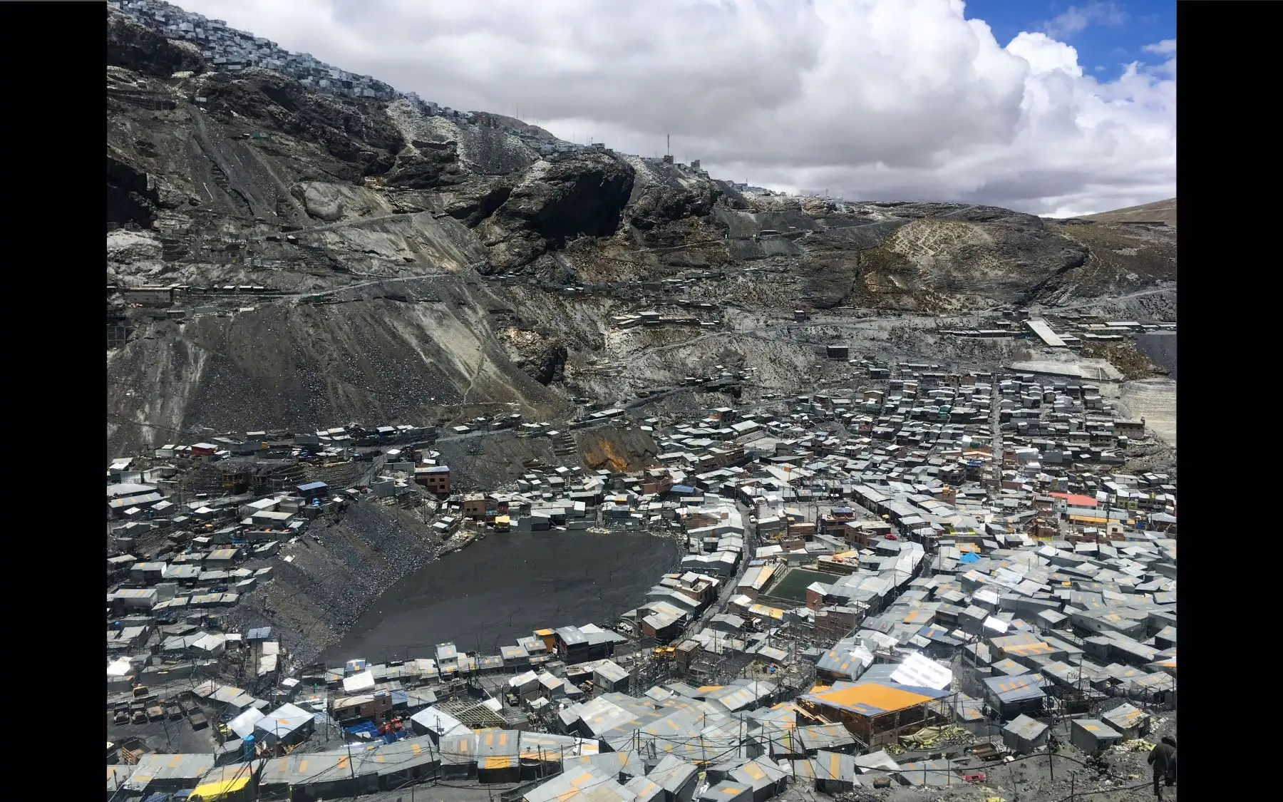 Esta fotografía tomada el 6 de octubre de 2018 y publicada el 5 de noviembre de 2018 por Inserm muestra una vista general de La Rinconada, la ciudad más alta del mundo (5300 m). - Un equipo de 14 científicos franceses e italianos participará en una investigación a fines de enero de 2019 en La Rinconada, la ciudad más alta del mundo, ubicada en Perú, con cerca de 50,000 habitantes que viven a más de 5000 m de altitud para estudiar las adaptaciones del El organismo humano a su entorno y en particular a la hip